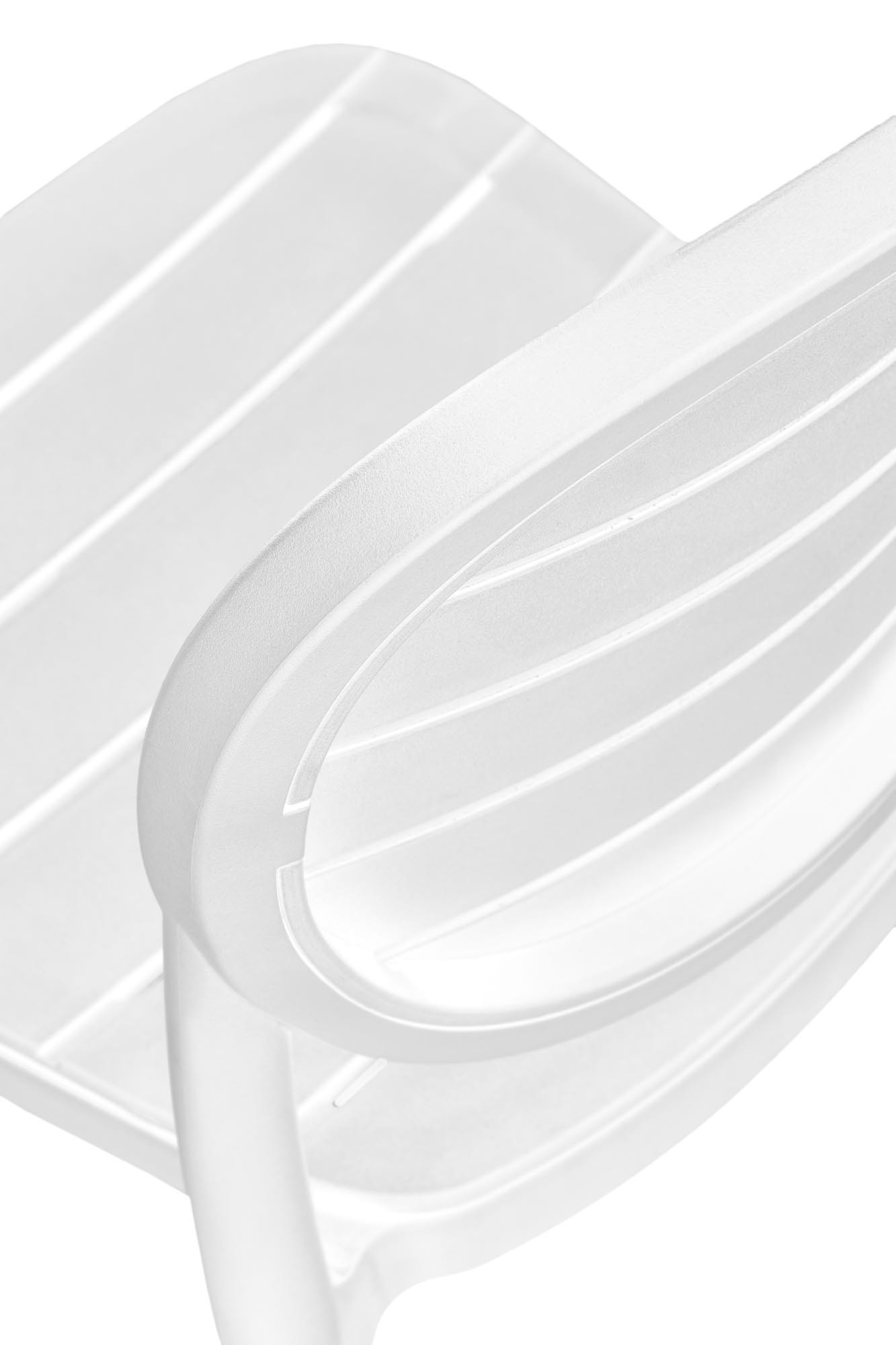 Zbliżenie na oparcie i siedzisko białego krzesła K529 z polipropylenu o minimalistycznym designie.