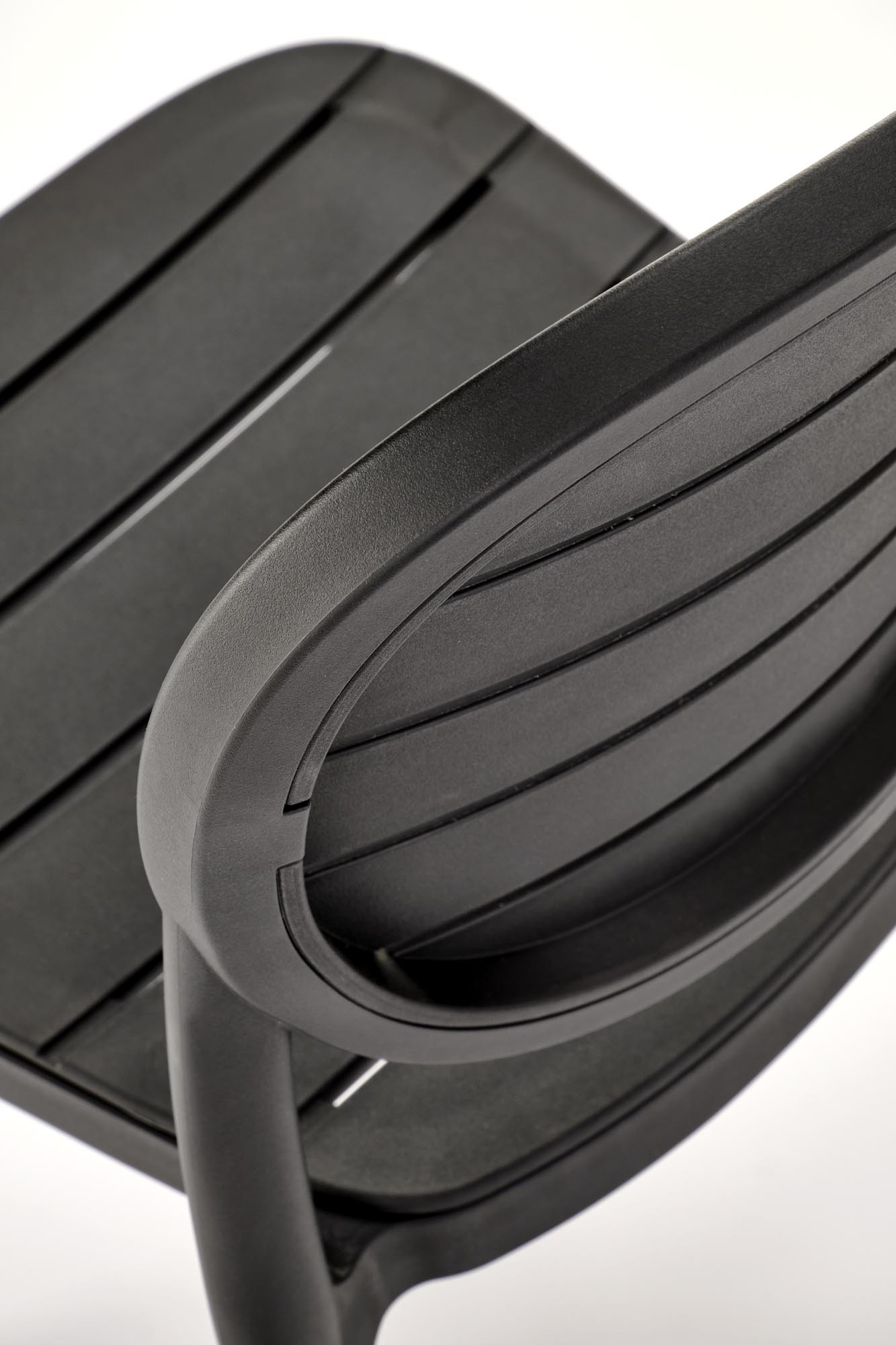 Zbliżenie na czarne krzesło K529 z polipropylenu z poziomymi szczebelkami.