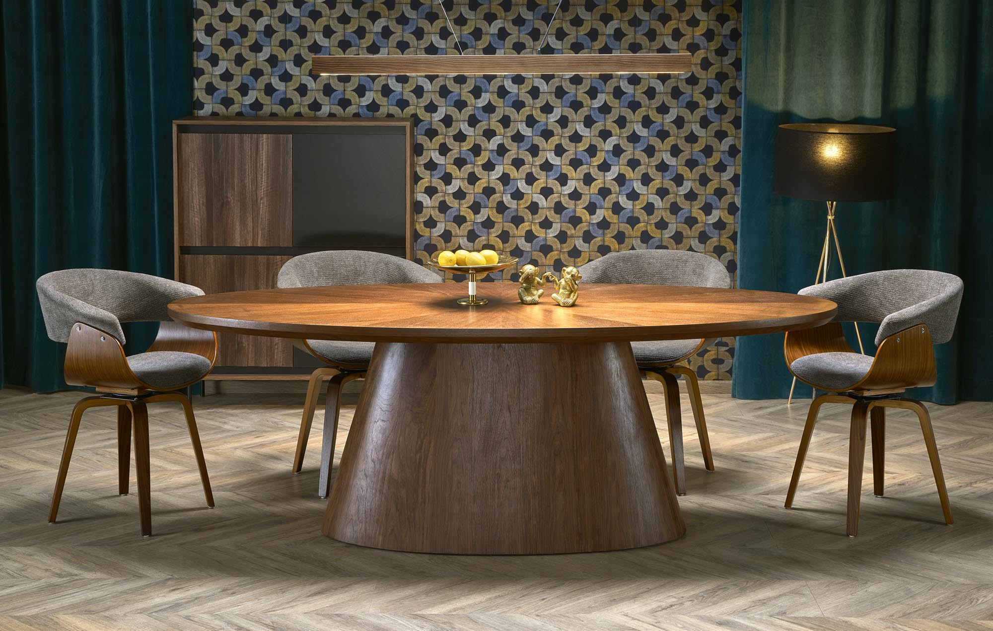 Orzechowy stół VAGNER z MDF z naturalną okleiną, widok z boku, otoczony szarymi krzesłami na tle wzorzystej ściany.