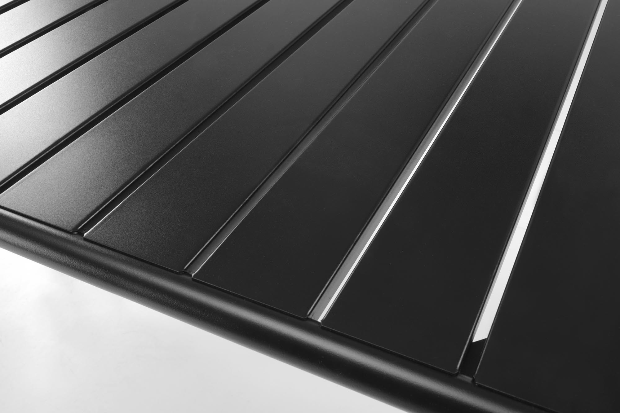 Zbliżenie na czarny prostokątny stół BOSCO z metalowymi nogami.