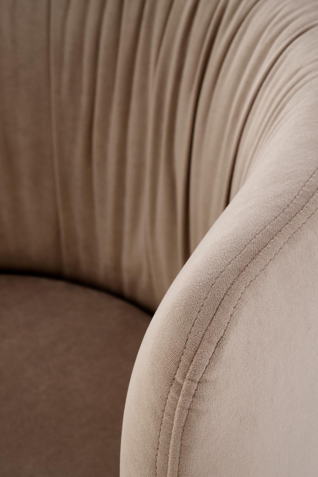 Zbliżenie na beżowe kubełkowe oparcie krzesła K531 z aksamitnym wykończeniem.