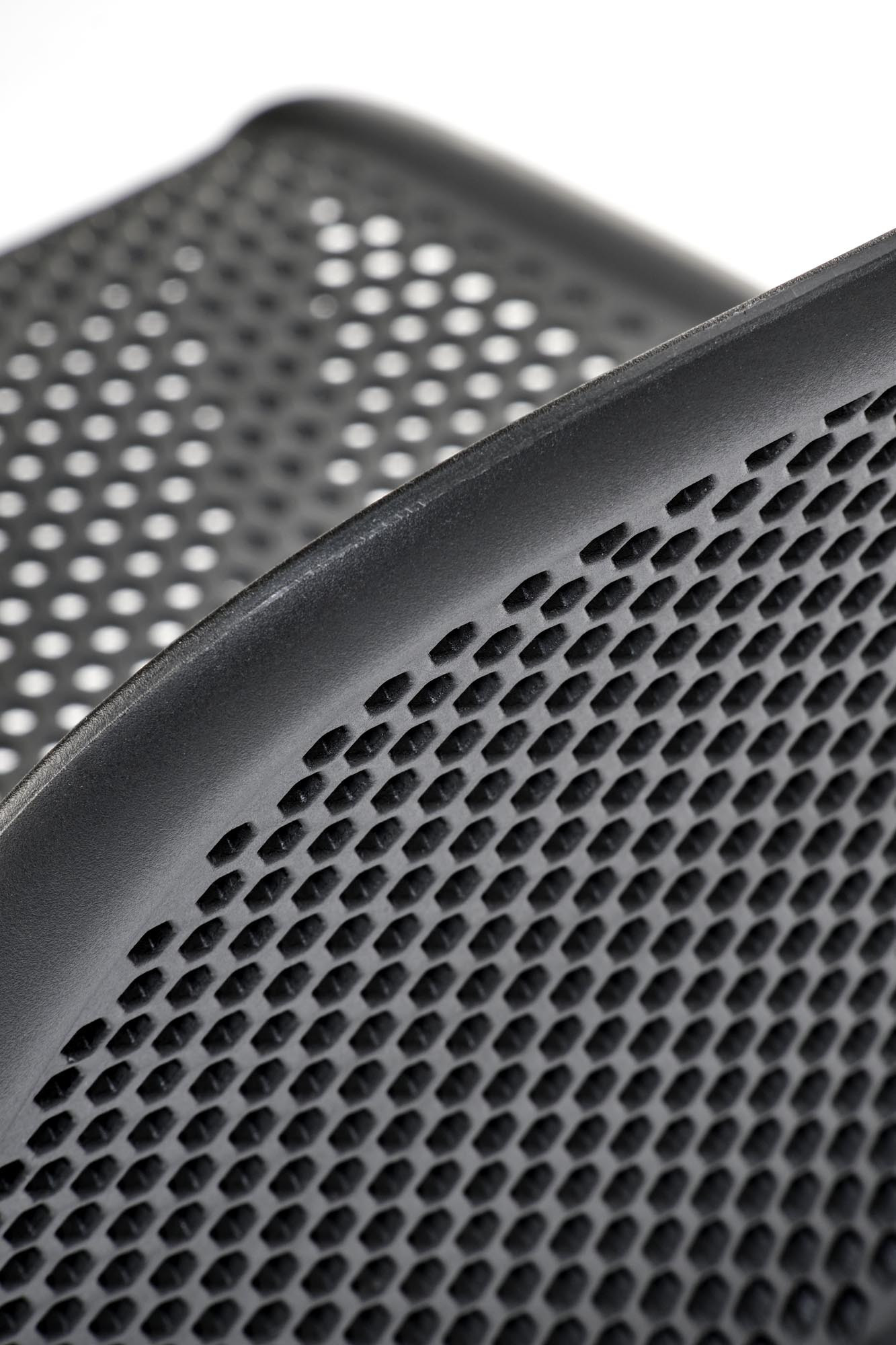 Zbliżenie na perforowane oparcie czarnego krzesła K532 z polipropylenu.