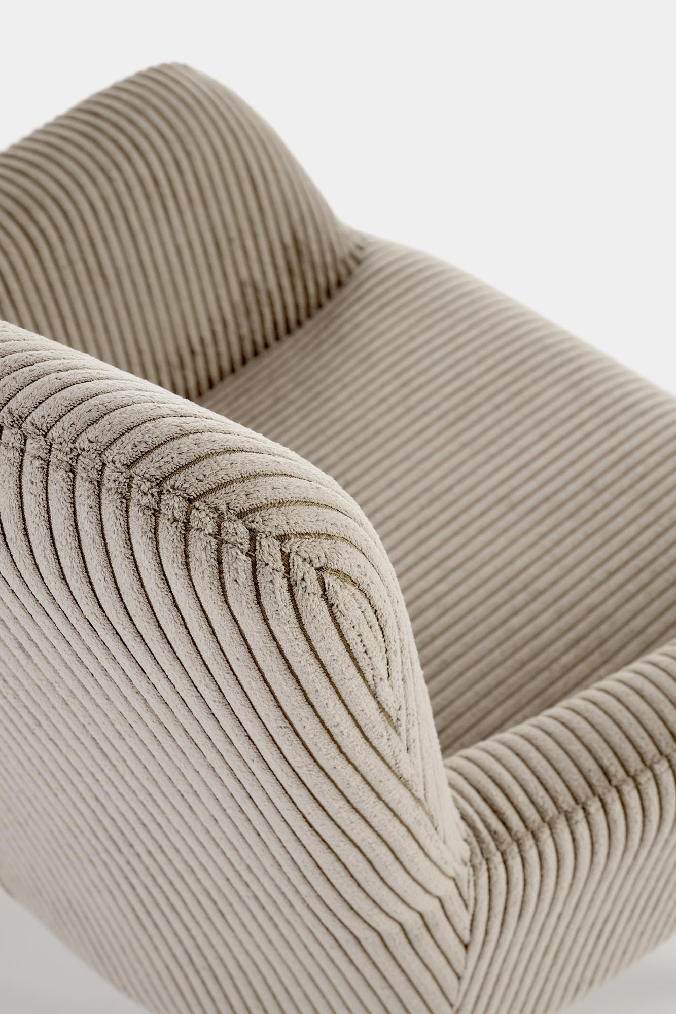 Zbliżenie na popielaty fotel wypoczynkowy AMARO z sztruksu i litego drewna.