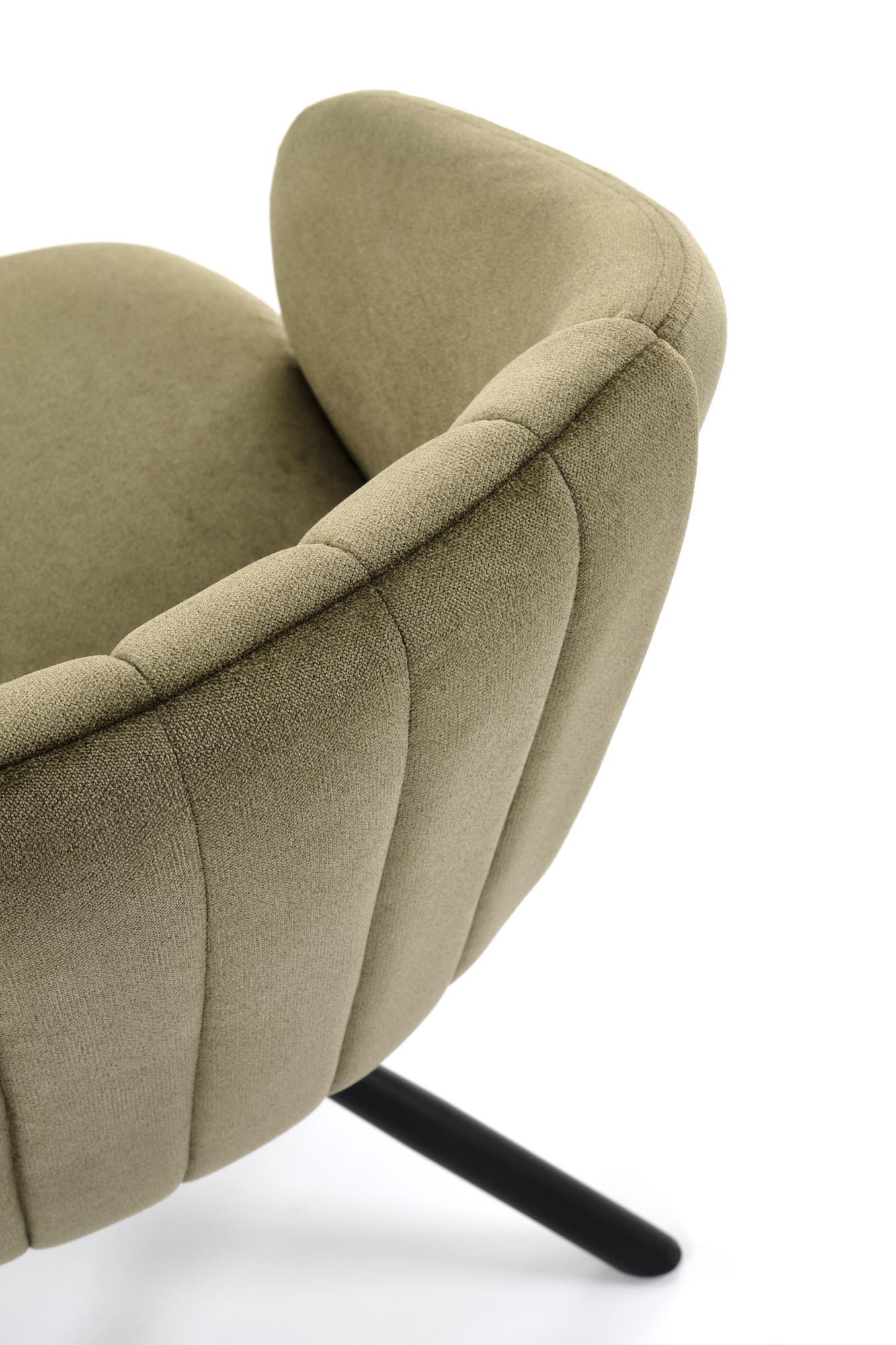 Zbliżenie na oliwkowe kubełkowe oparcie krzesła K533 z obrotową podstawą.