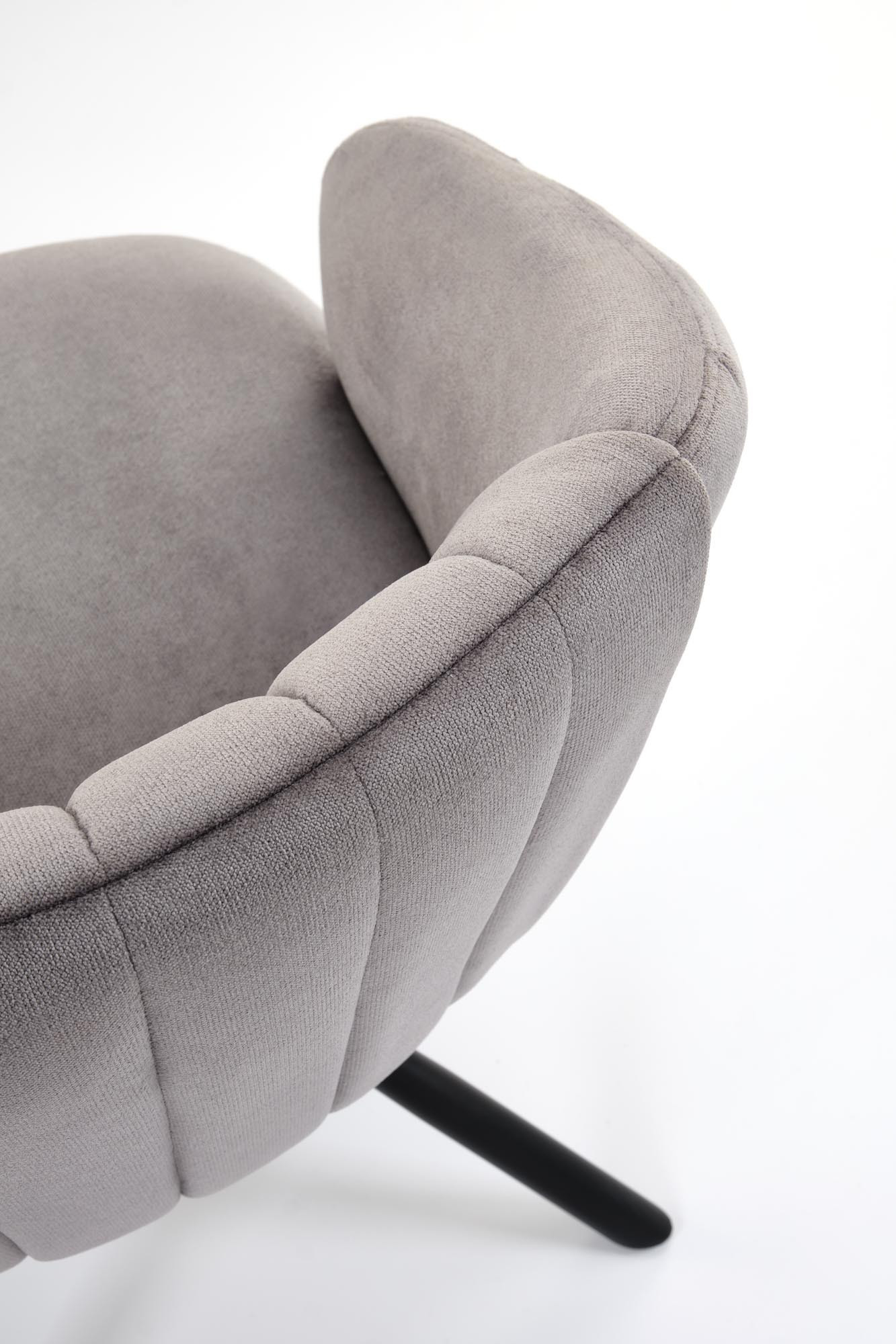 Zbliżenie na popielate kubełkowe oparcie obrotowego krzesła K533 z miękkim wykończeniem.