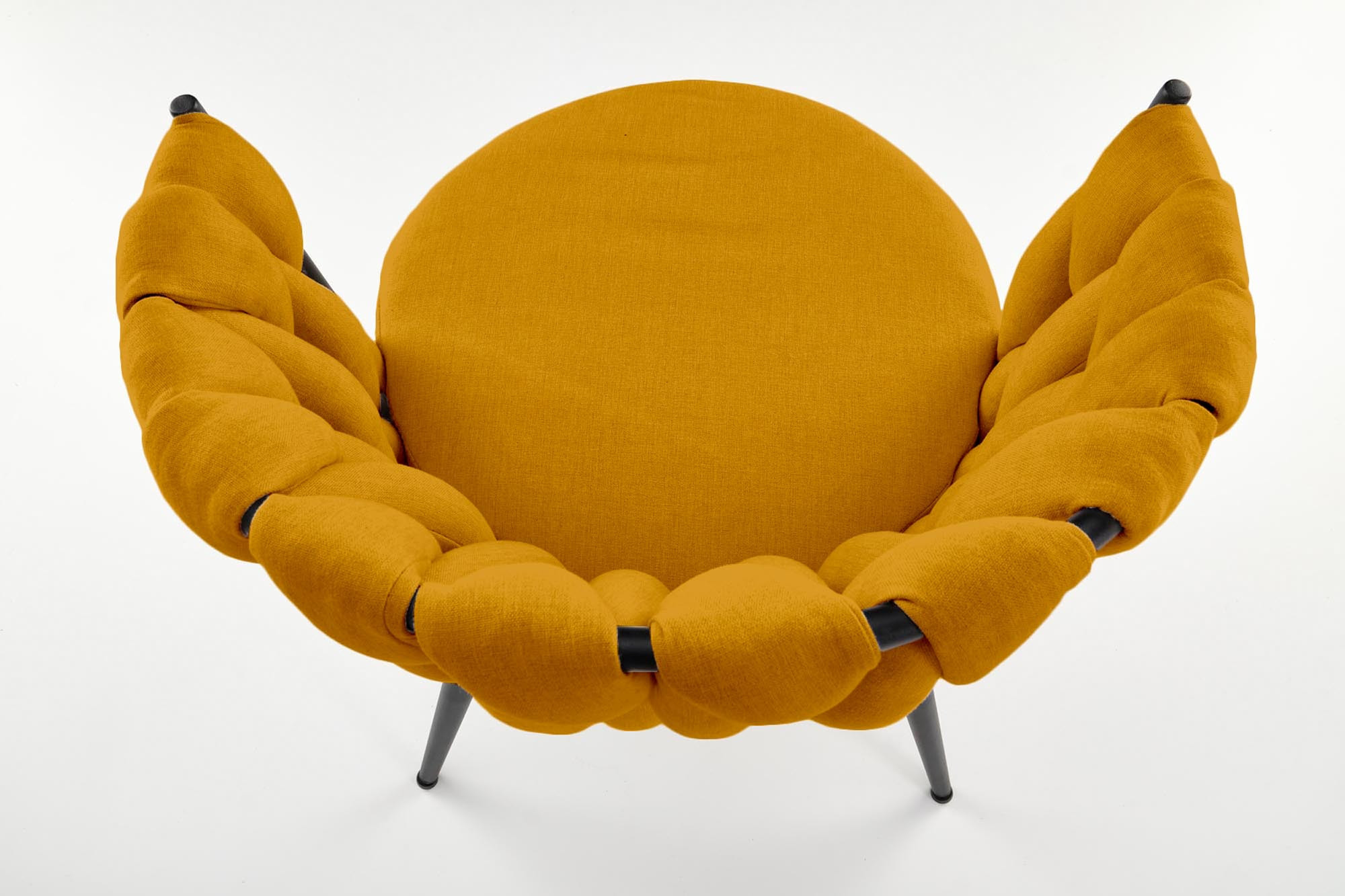 Widok z góry musztardowego krzesła K516 z pikowanym oparciem i stalowymi nogami.