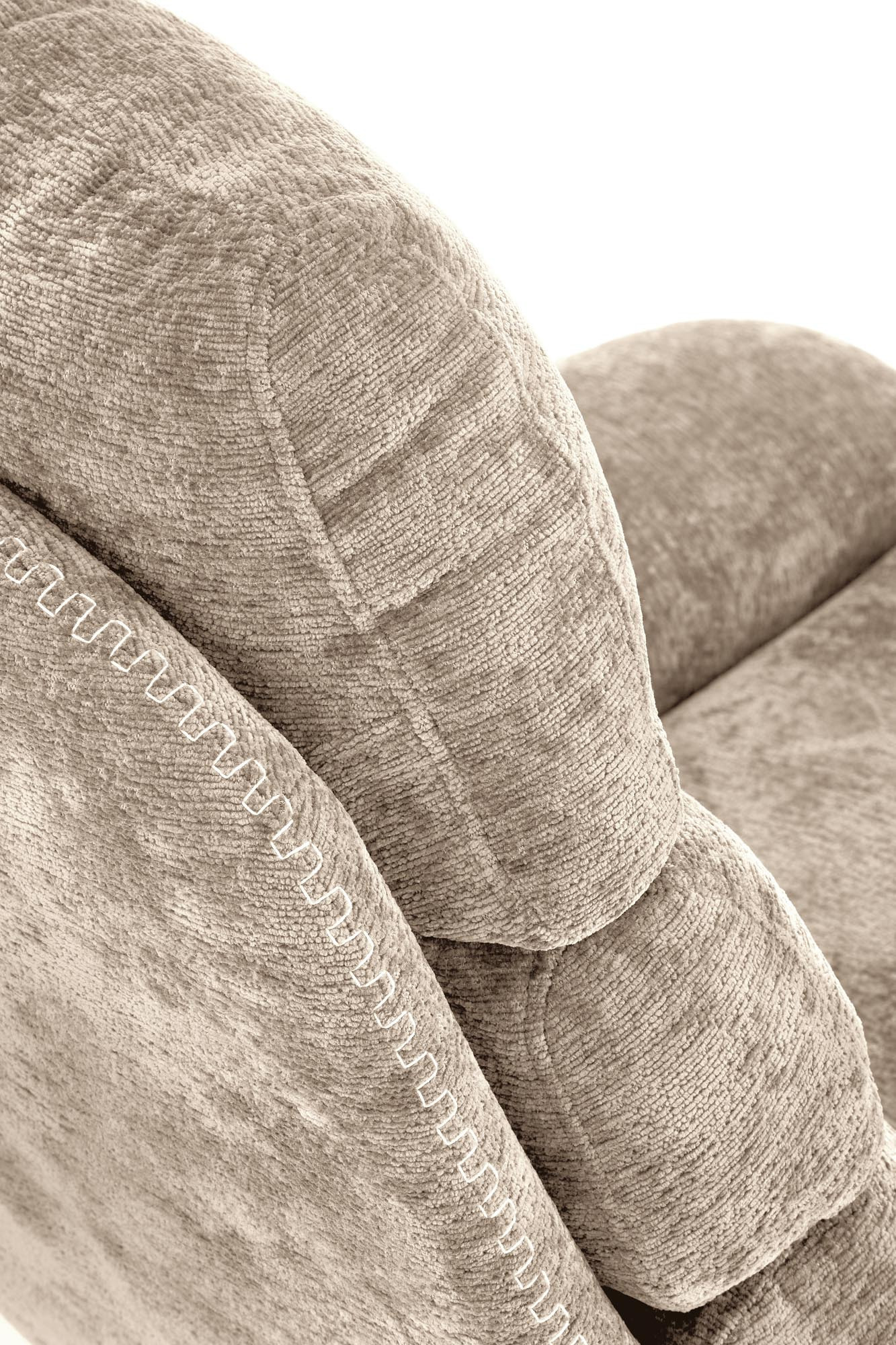 Zbliżenie na beżowe obicie fotela wypoczynkowego DARIO z widocznymi szwami.