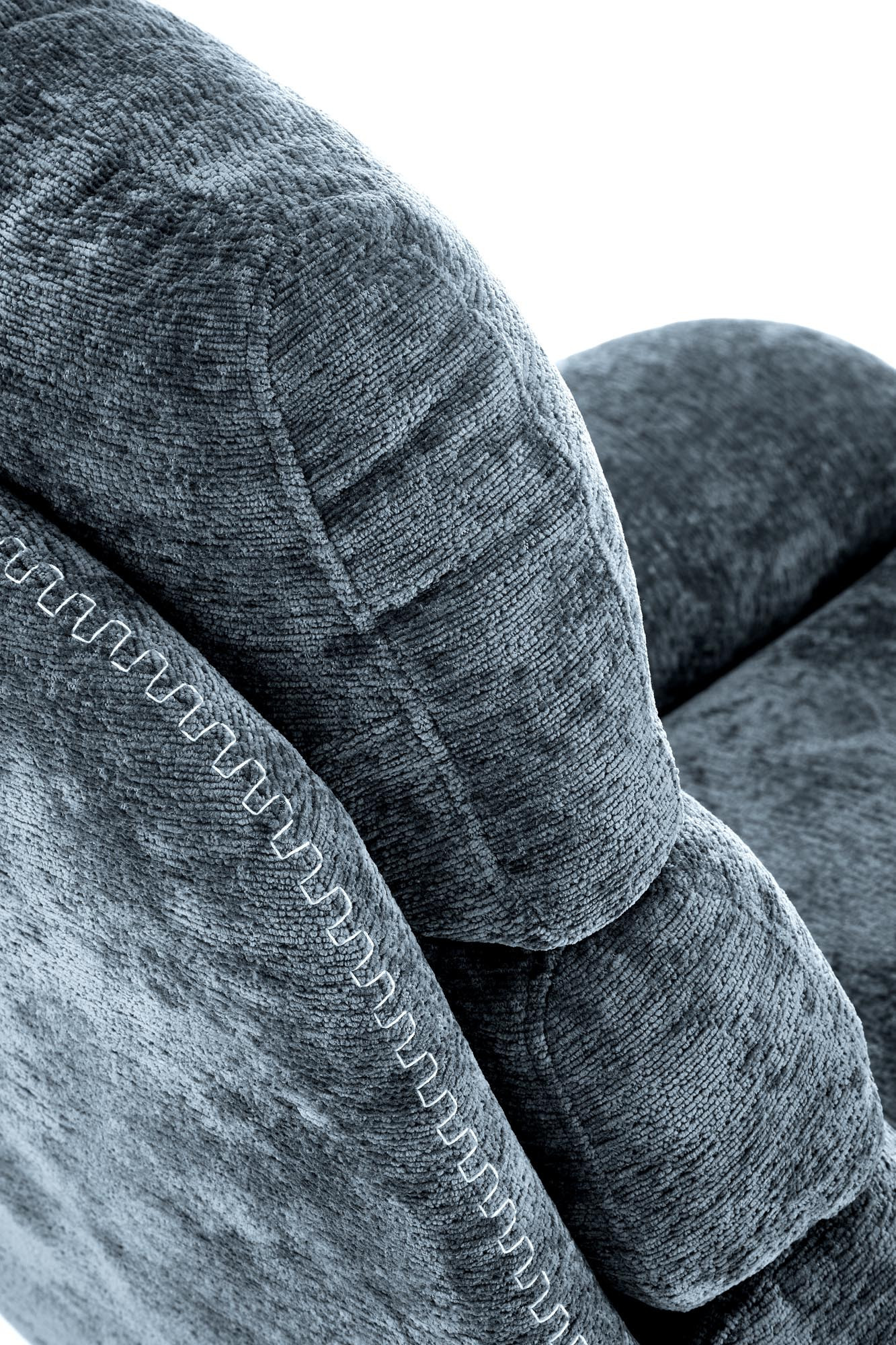 Zbliżenie na niebieską tkaninę i detale fotela wypoczynkowego DARIO z podnóżkiem.