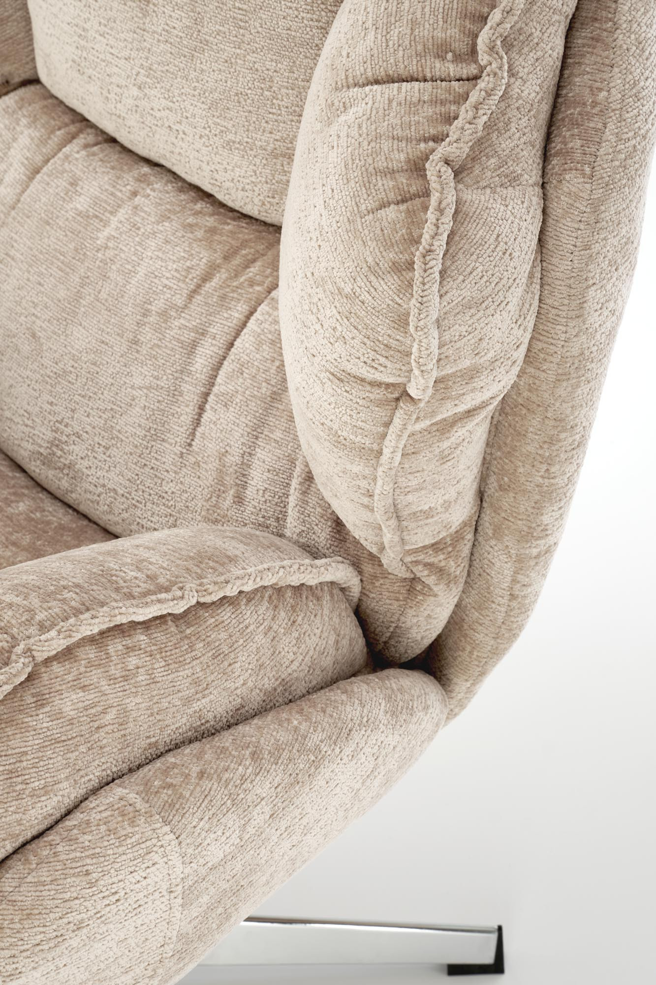 Zbliżenie na beżowy fotel wypoczynkowy GUIDO z chromowanymi nóżkami.