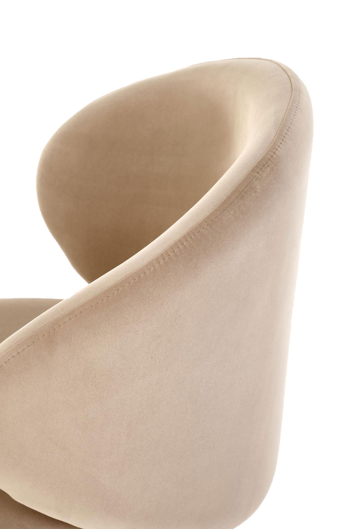 Zbliżenie na beżowe kubełkowe oparcie hokera H121 z czarnego weluru na stalowych nogach.