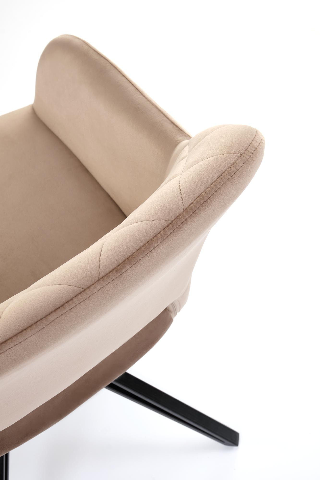 Zbliżenie na beżowe, pikowane krzesło K535 z weluru, stalowe nogi, obracane o 360 stopni.