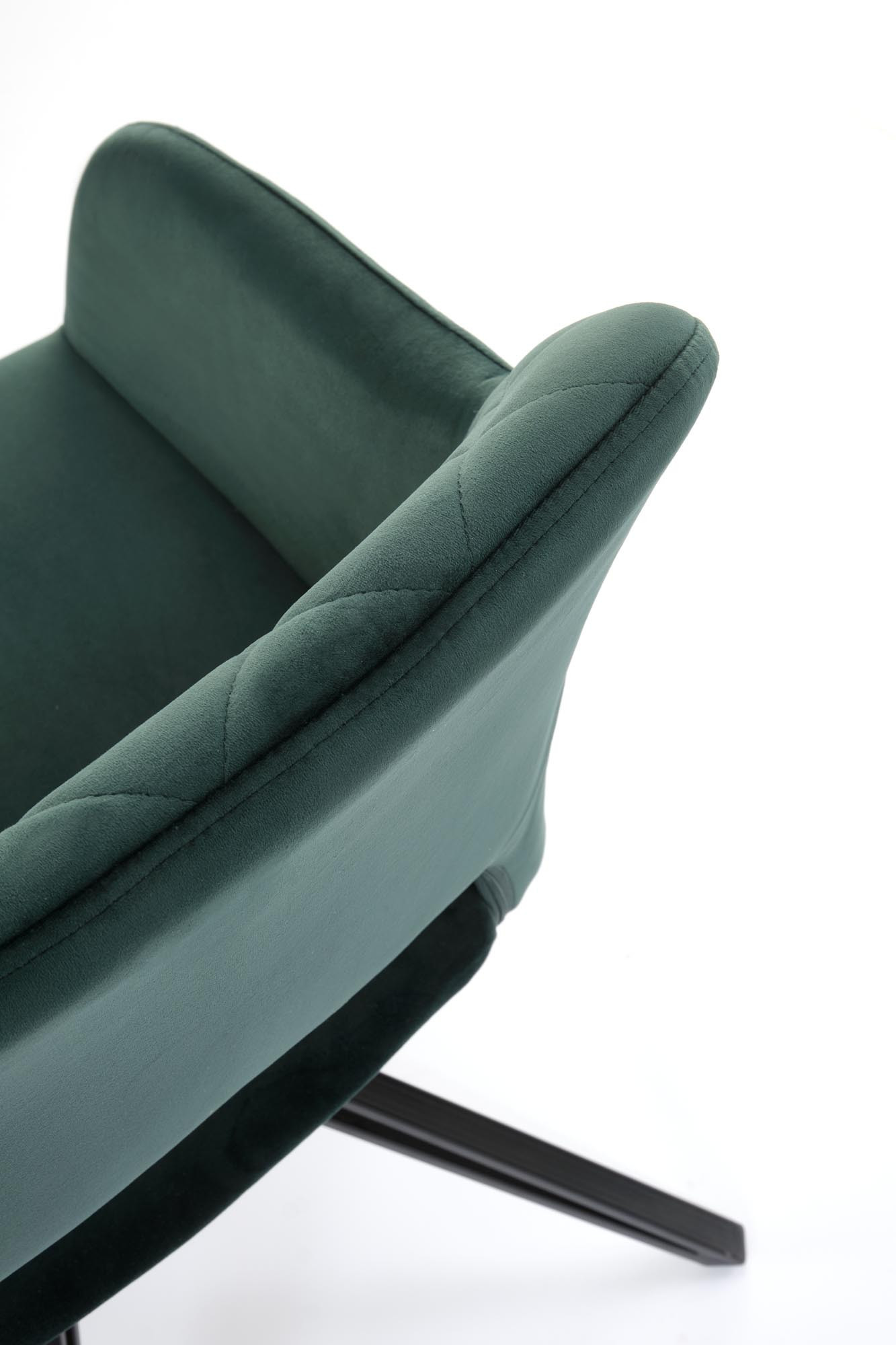 Zbliżenie na ciemnozielone pikowane oparcie krzesła K535 z velvetu.