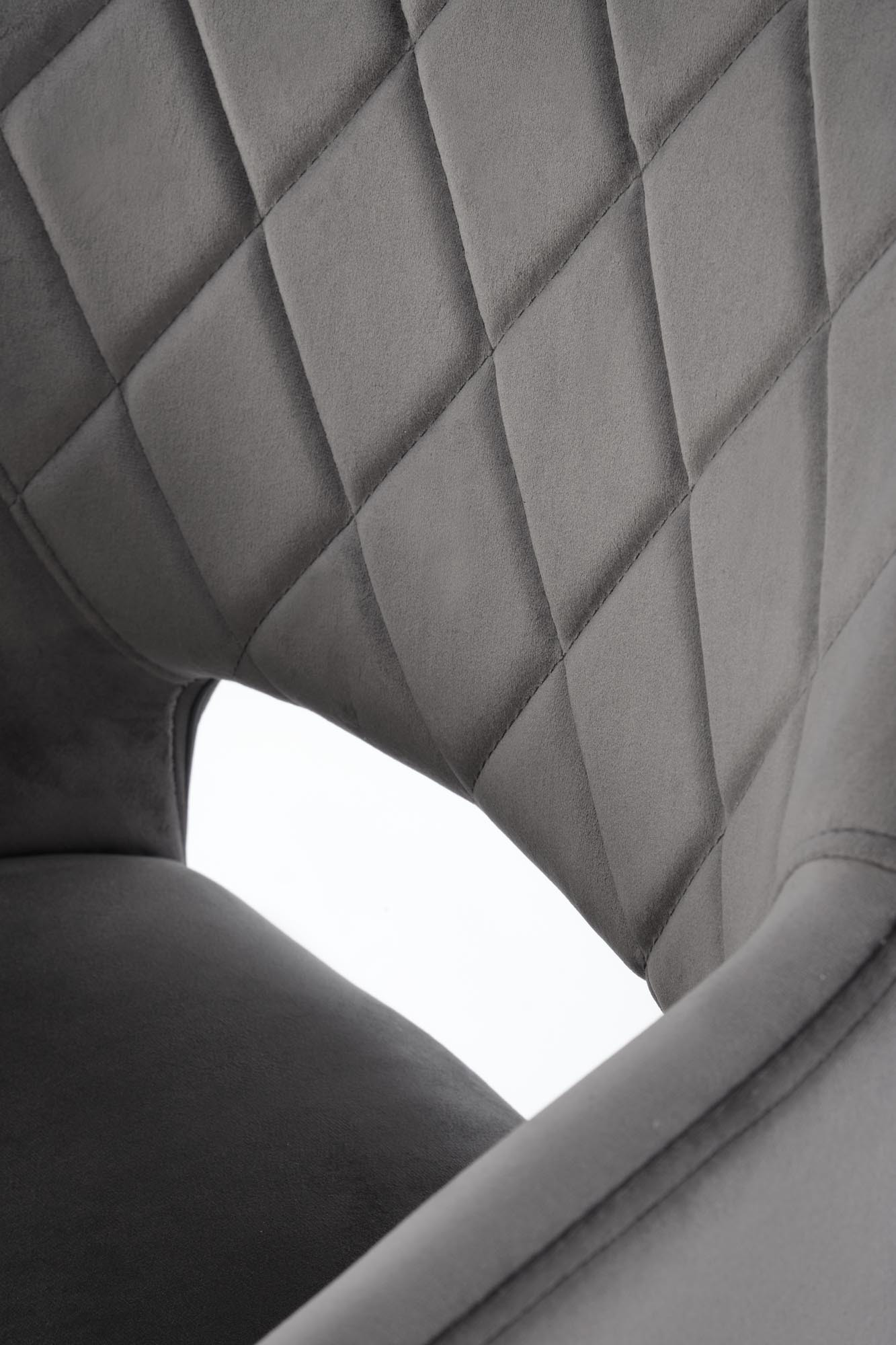 Zbliżenie na popielate pikowane oparcie krzesła K535 z weluru.