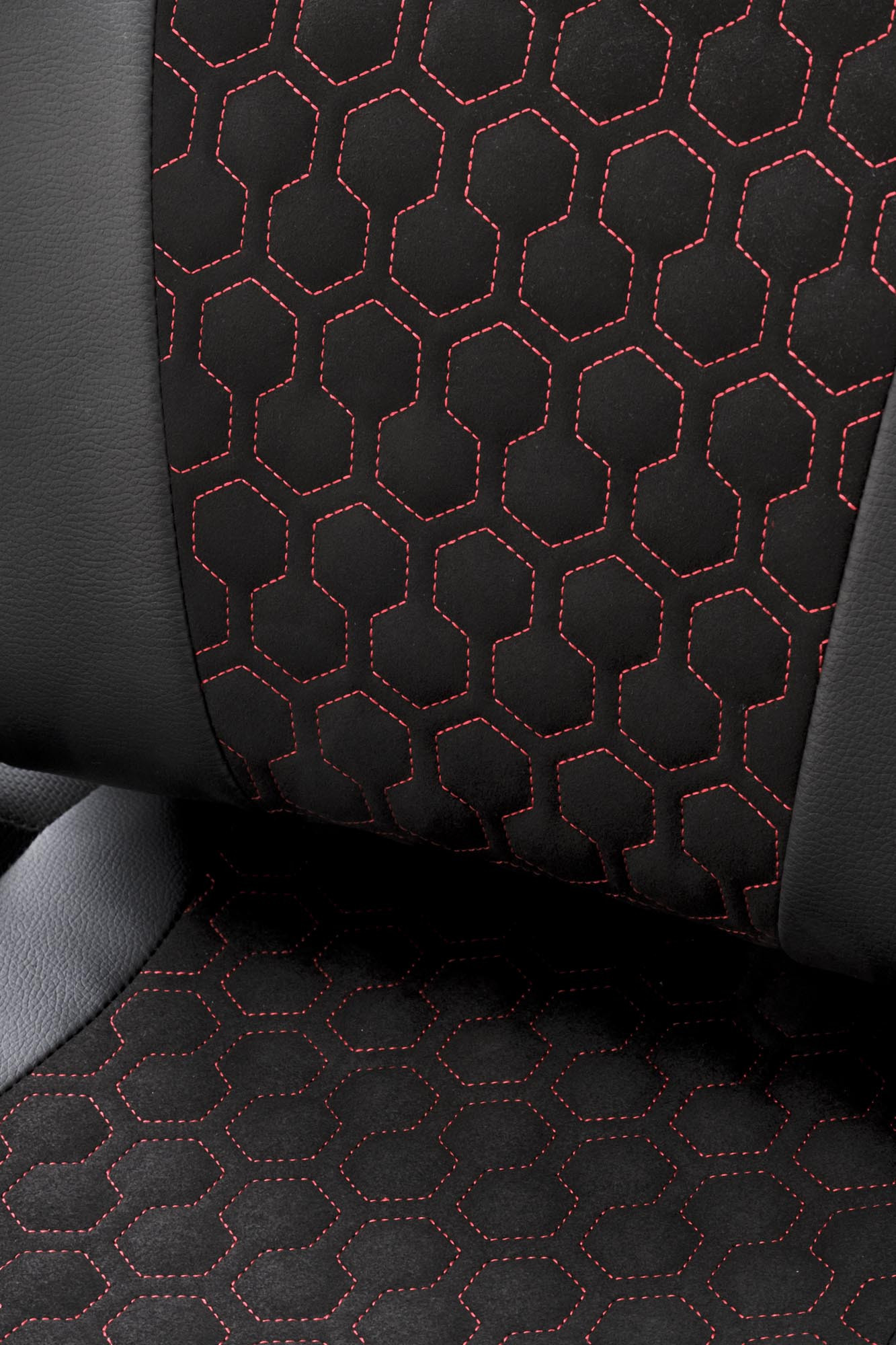 Zbliżenie na czarno-popielaty fotel BALDUR z eco skóry z czerwonymi przeszyciami.