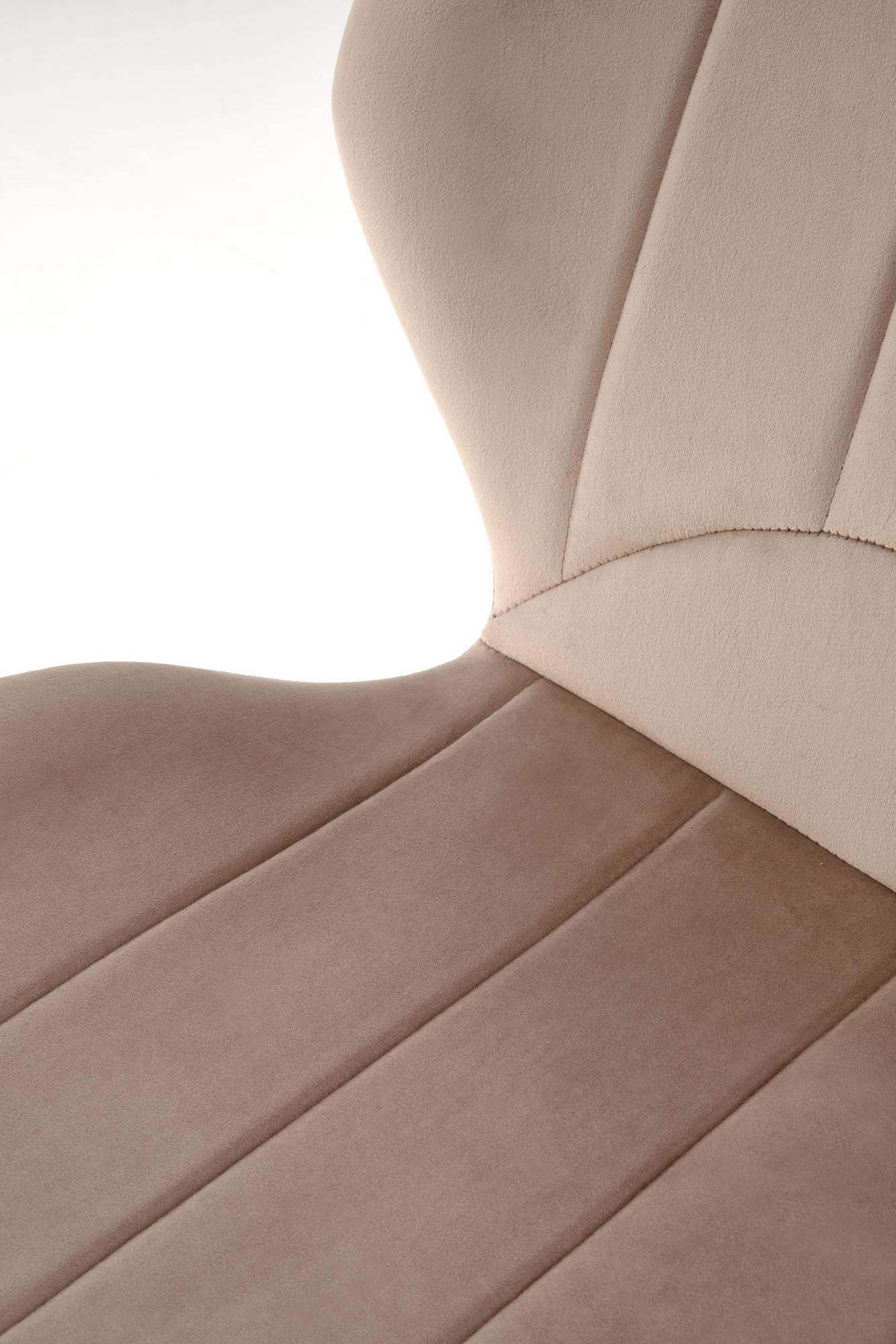 Zbliżenie na velvetowe siedzisko i oparcie beżowego krzesła K538 ze stalowymi nogami.