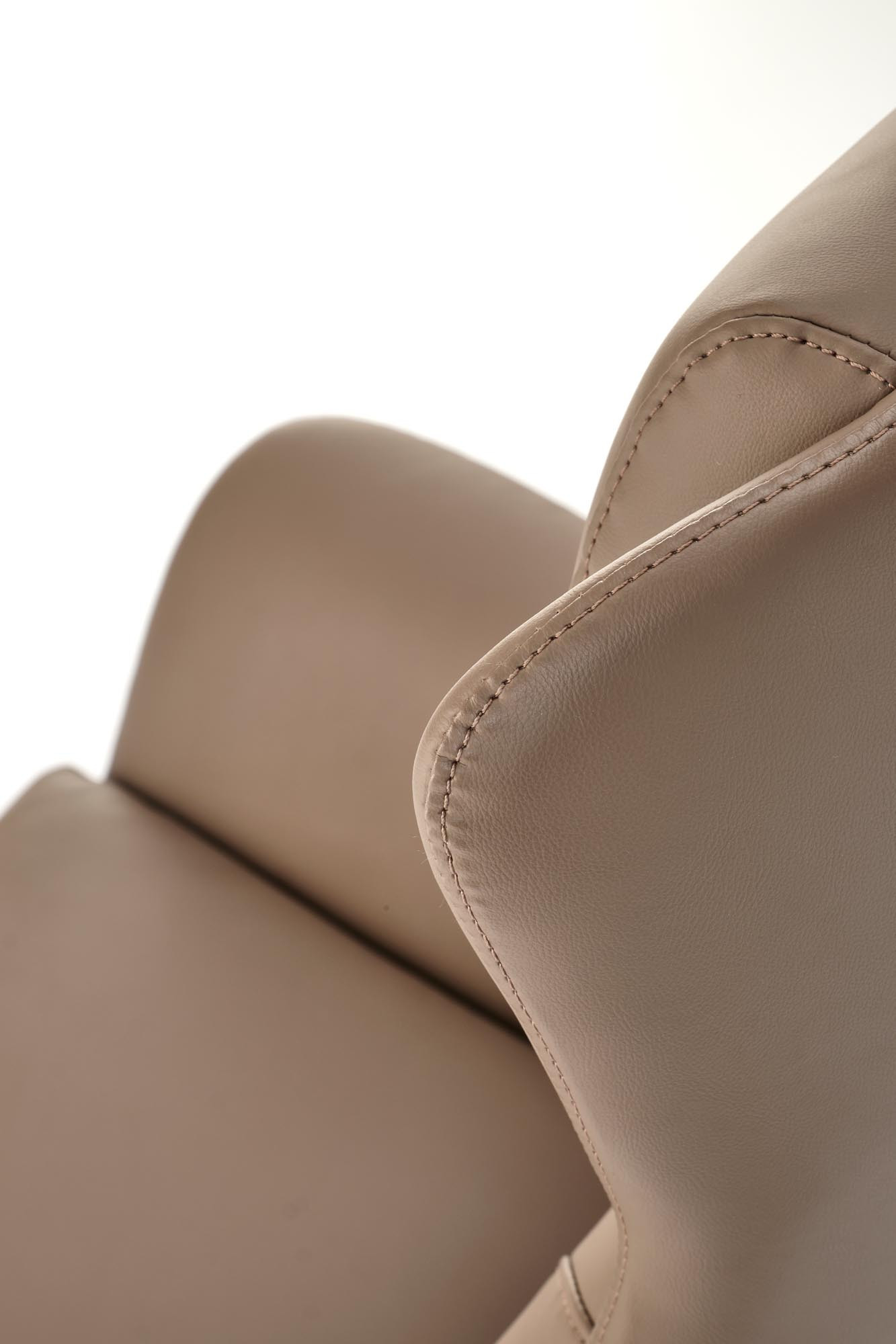 Zbliżenie na cappuccino eco skórę fotela biurowego EDERSON z chromowaną podstawą.