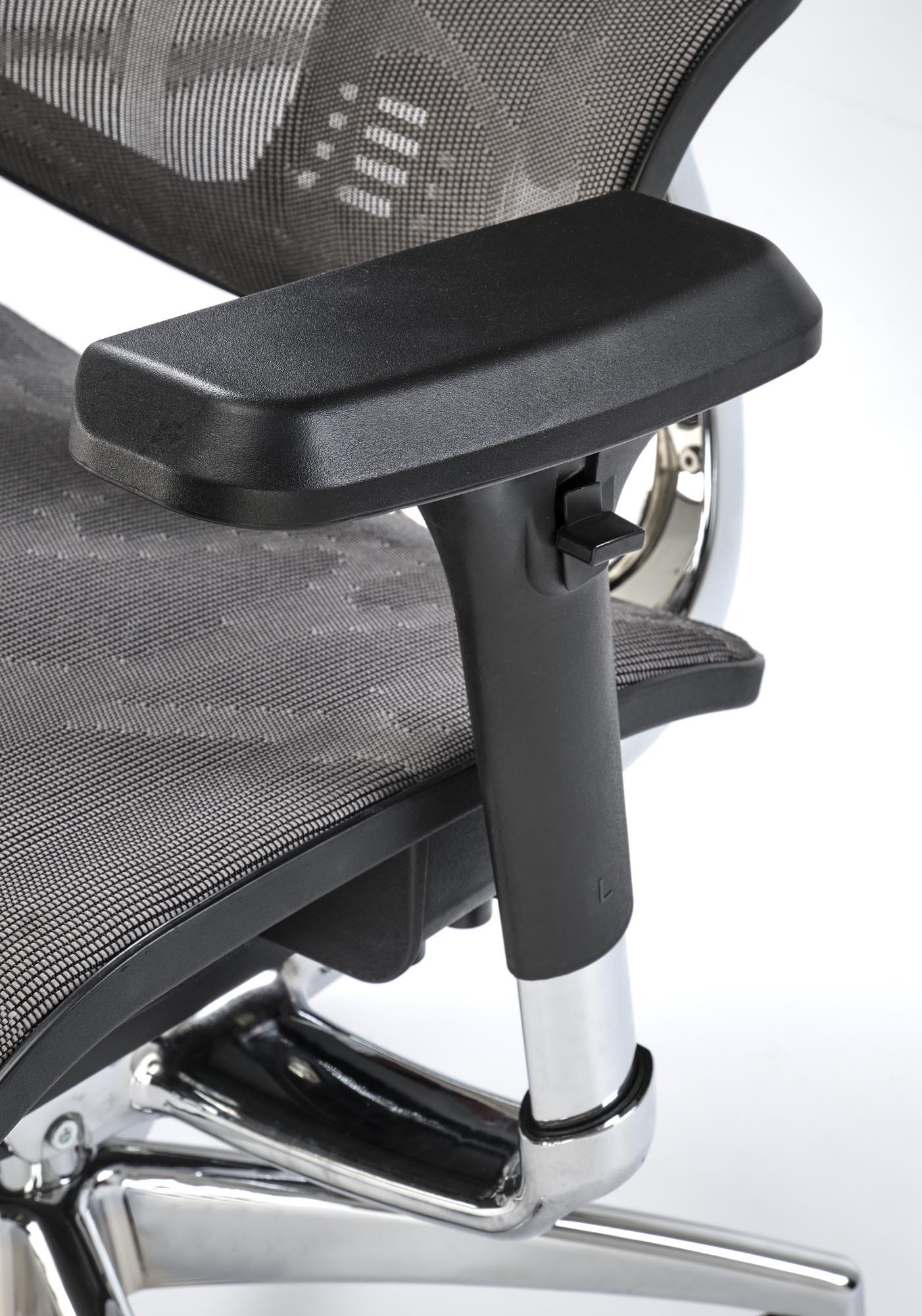 Zbliżenie na regulowany podłokietnik i siatkowe oparcie popielatego fotela biurowego ETHAN.