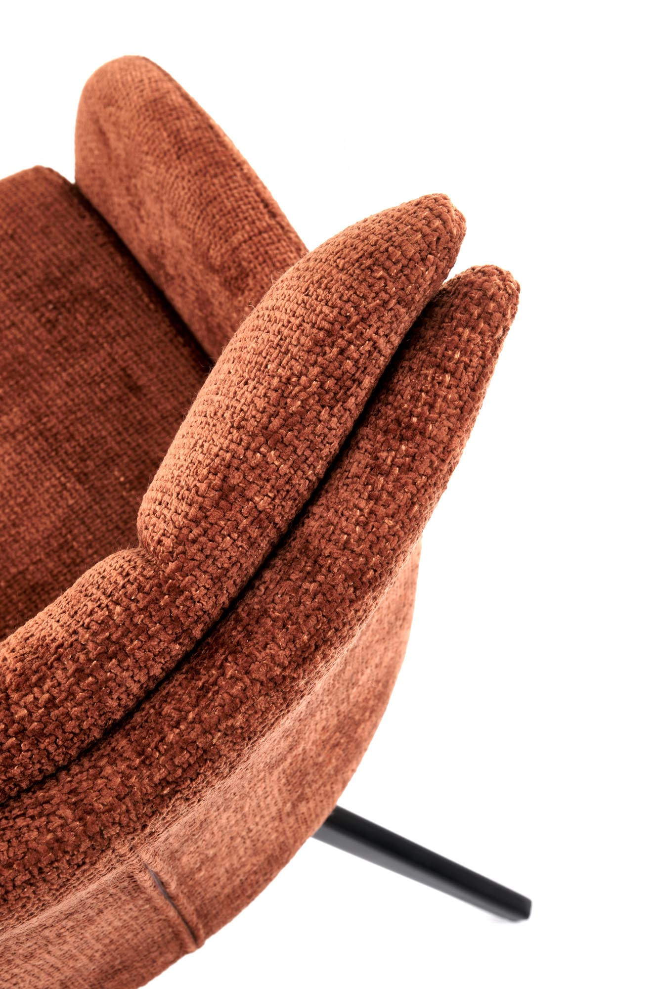 Zbliżenie na cynamonowe, pikowane oparcie obrotowego krzesła K540 z czarnymi, stalowymi nogami.