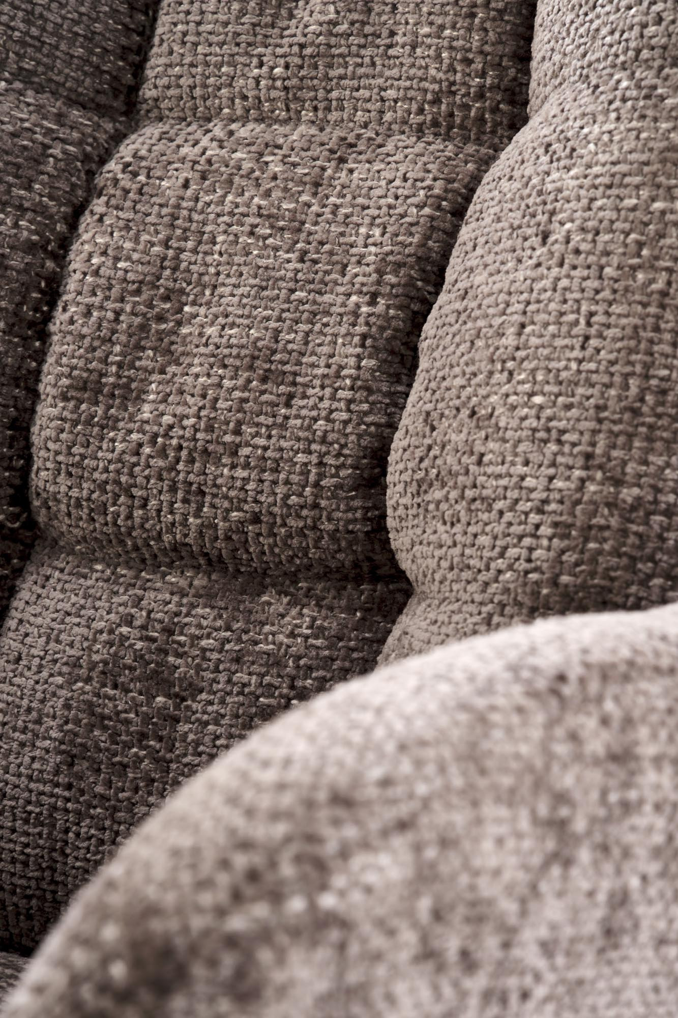 Zbliżenie na popielate pikowane oparcie krzesła K540 z teksturowaną tkaniną.