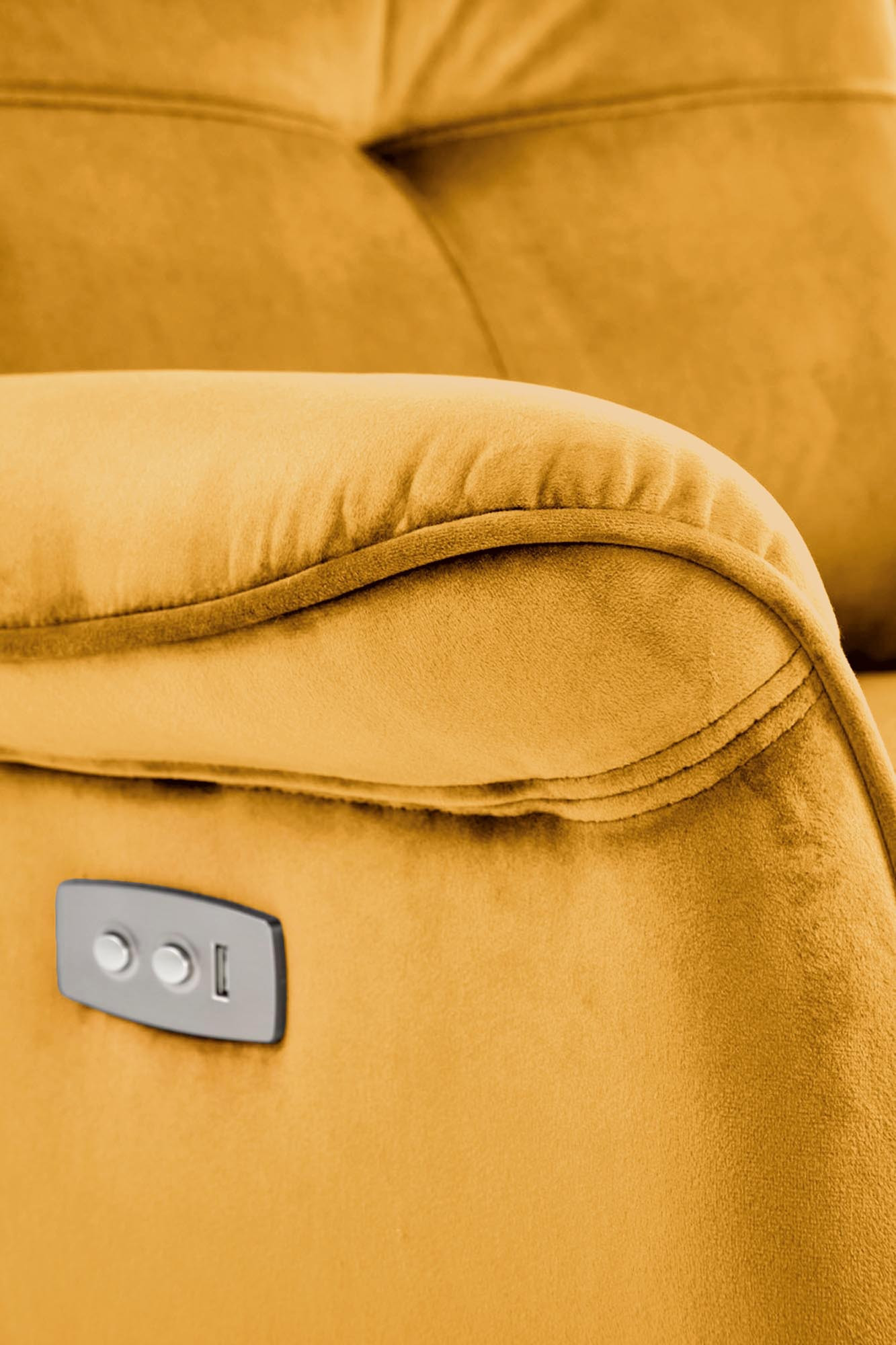 Zbliżenie na musztardowy fotel SEMIR z velvetu z wbudowanym gniazdem USB i przyciskami.