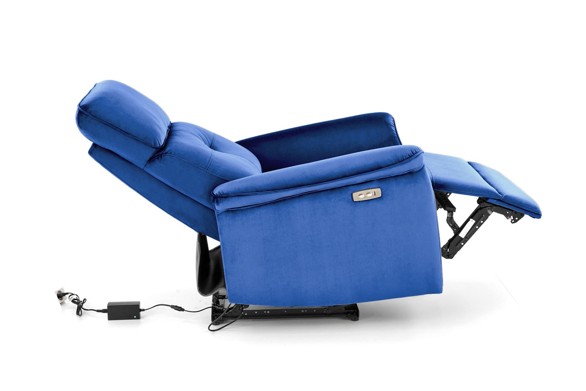 Elektrycznie rozkładany fotel SEMIR z granatowego velvetu z gniazdem USB – zdjęcie z boku w pozycji rozłożonej.