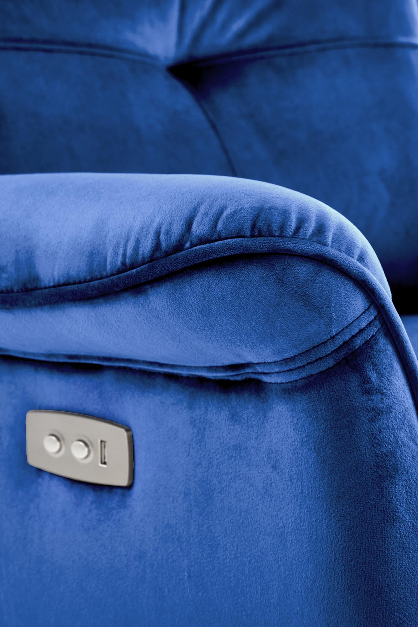 Zbliżenie na granatowy velvetowy fotel SEMIR z przyciskami i gniazdem USB.