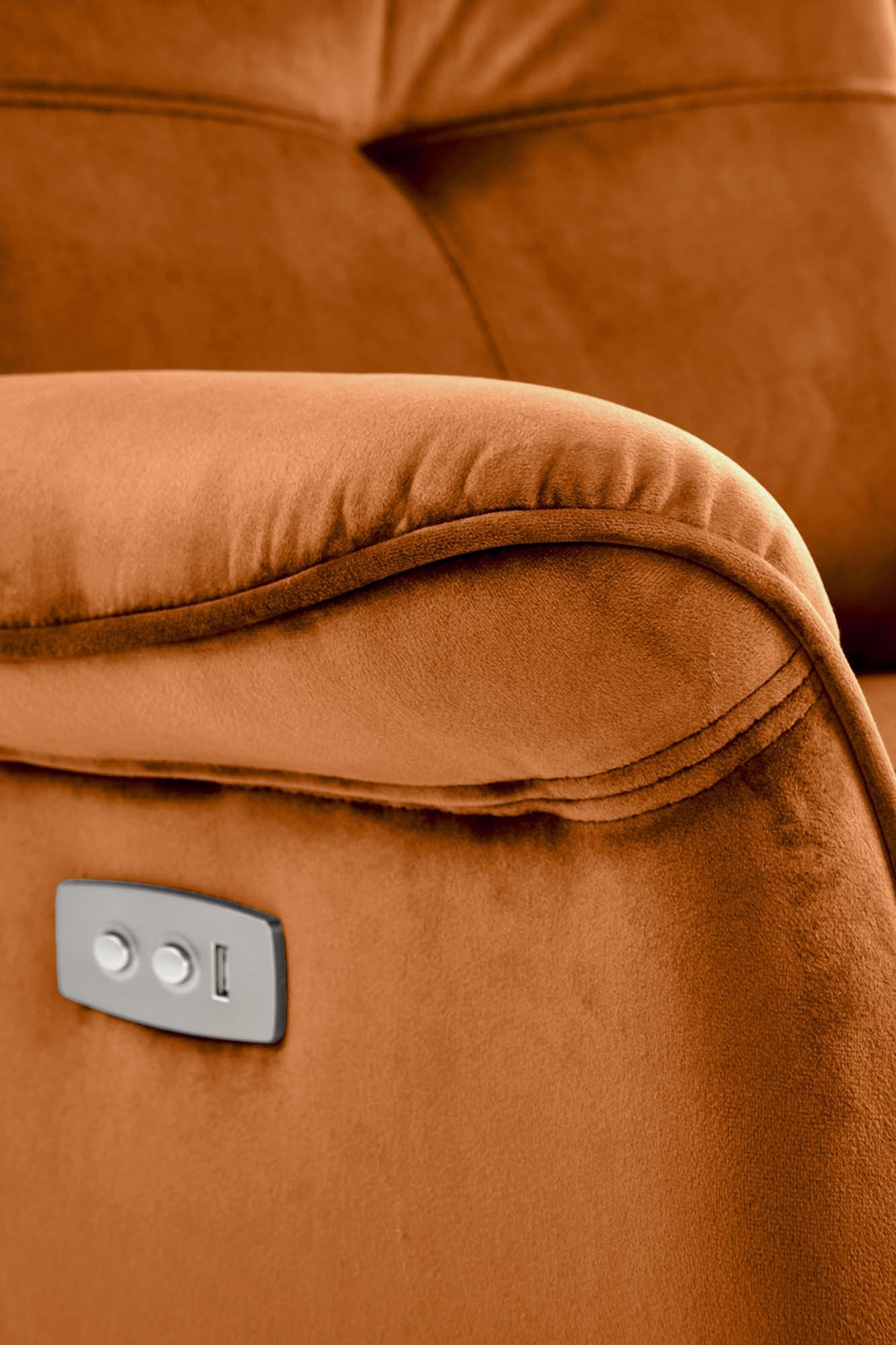 Zbliżenie na cynamonowy fotel SEMIR z funkcją elektrycznego rozkładania i wbudowanym gniazdem USB.