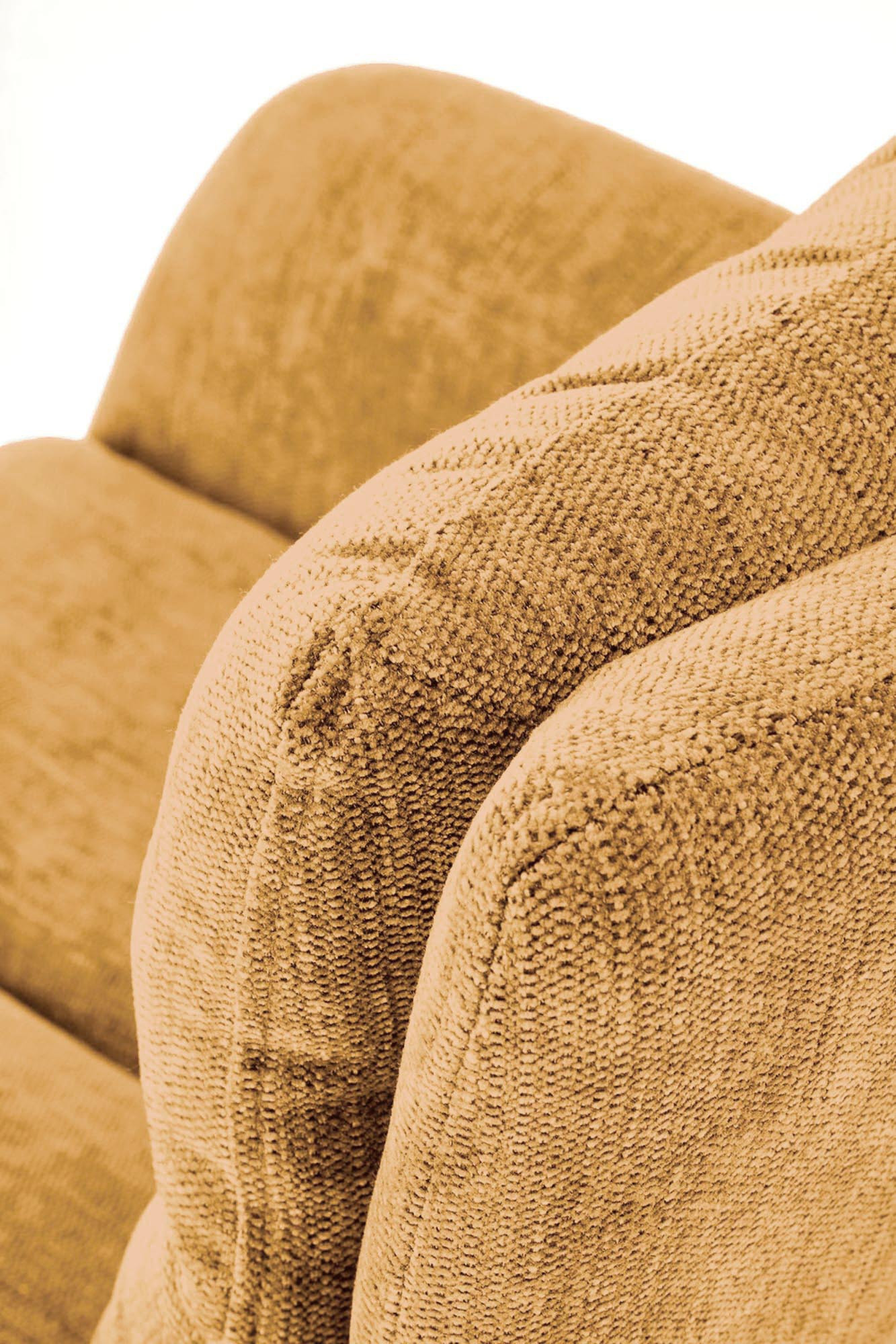 Zbliżenie na musztardowe obicie krzesła K495 z teksturowanej tkaniny.