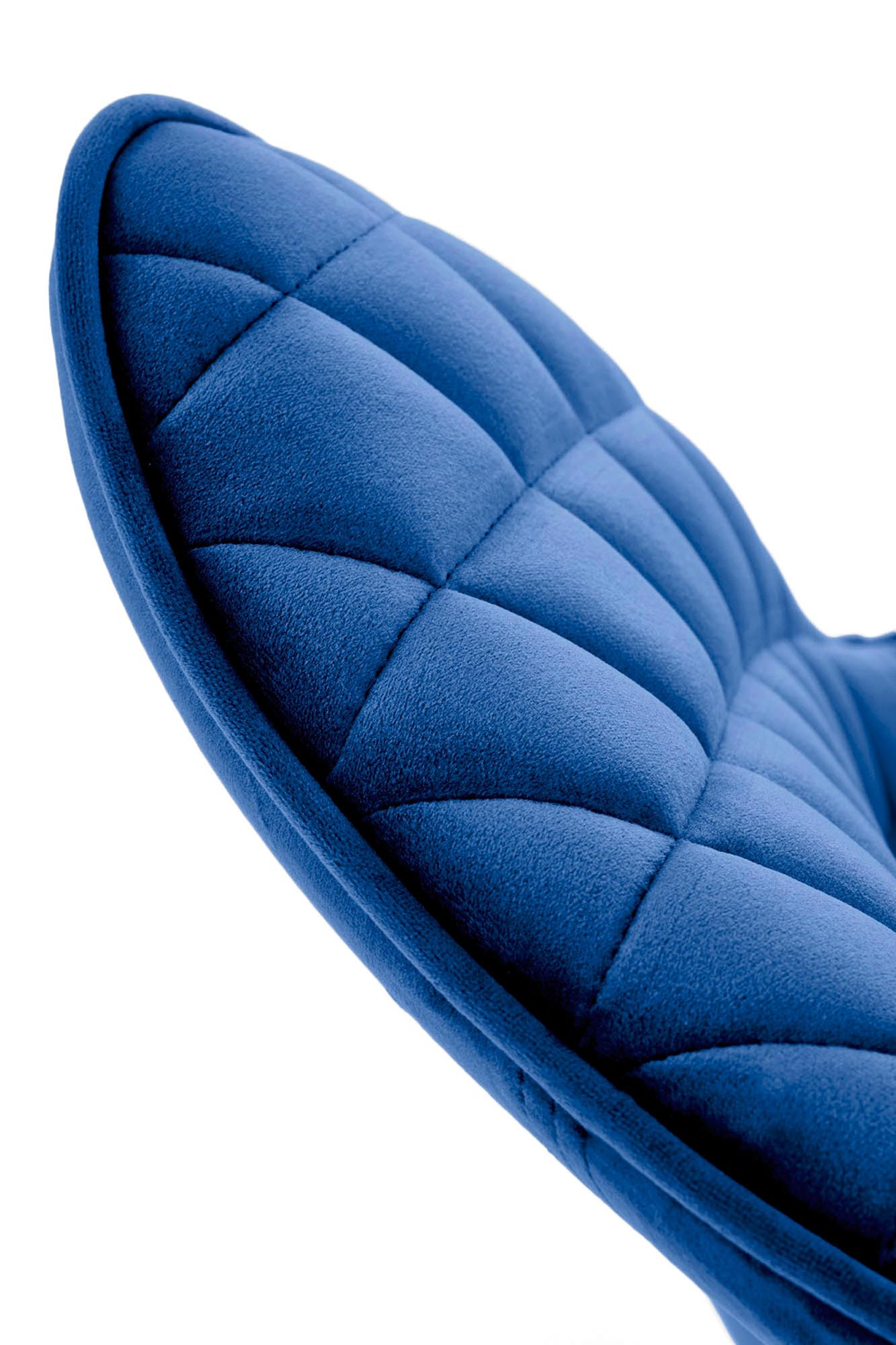 Zbliżenie na granatowe, pikowane oparcie krzesła obrotowego K520 z tkaniny velvet.