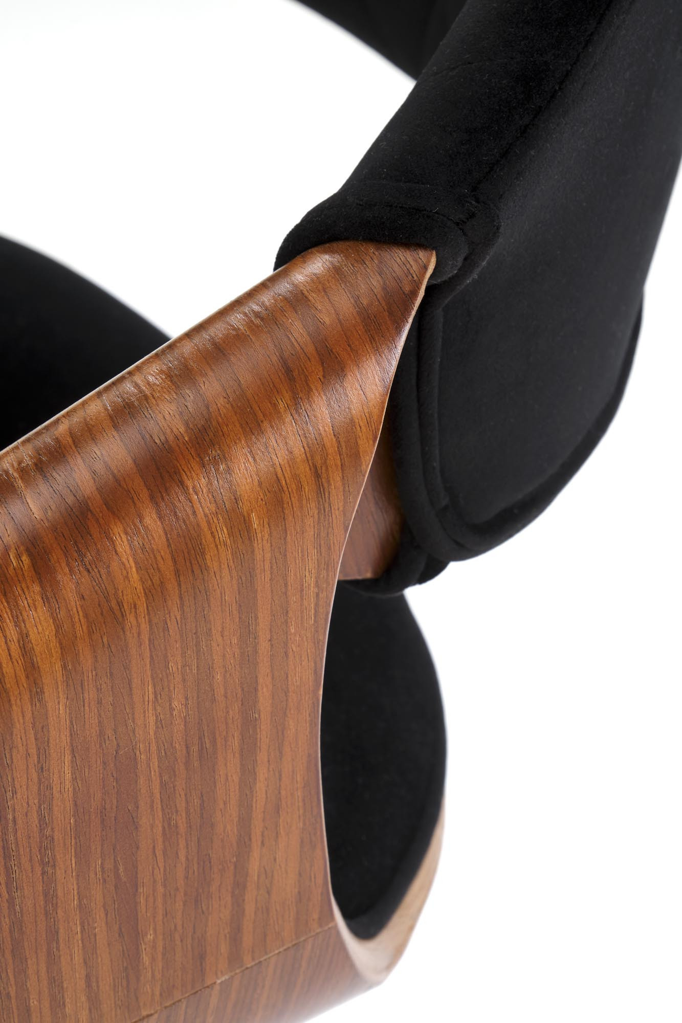 Zbliżenie na orzechowe wykończenie i czarną aksamitną tapicerkę hokera H124.