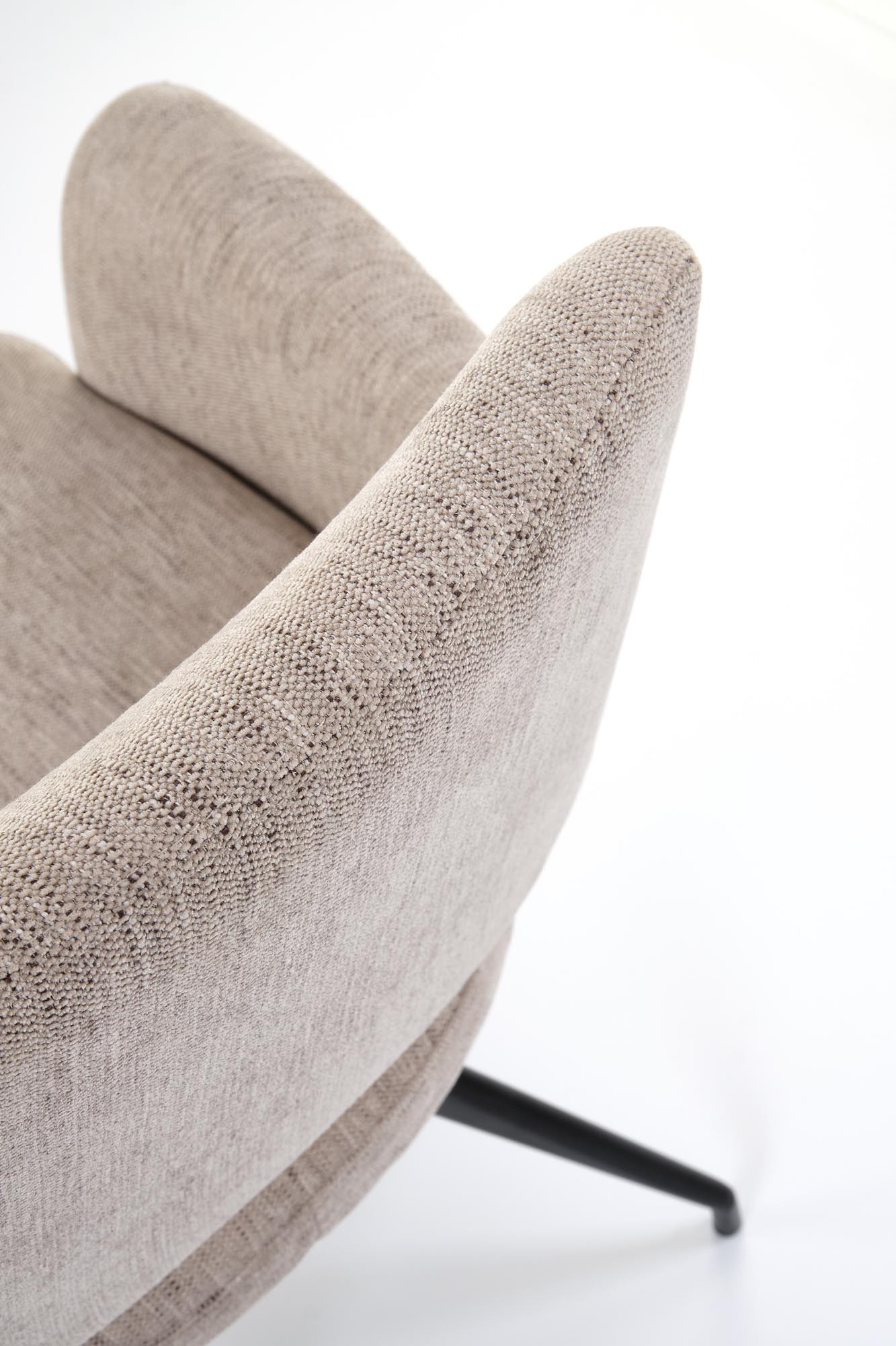 Zbliżenie na beżowe krzesło K542 z tkaniny z czarnymi stalowymi nogami.