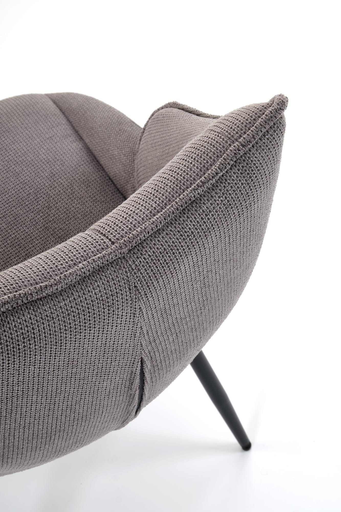 Zbliżenie na pikowane oparcie popielatego krzesła K543 z tkaniny Vardo i stalowymi nogami.