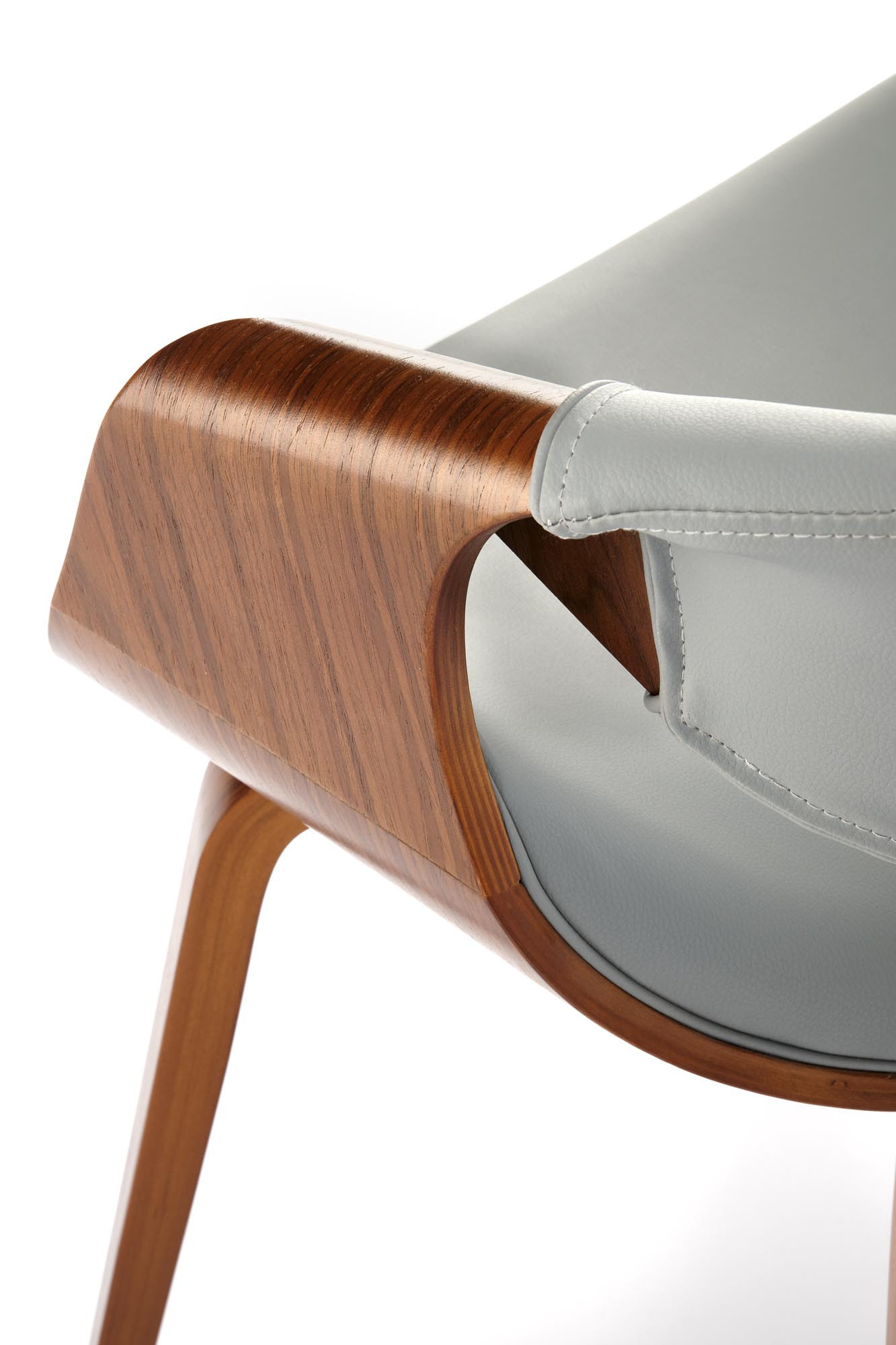 Zbliżenie na popielato-orzechowe krzesło K544 z eco skórą i giętą sklejką.