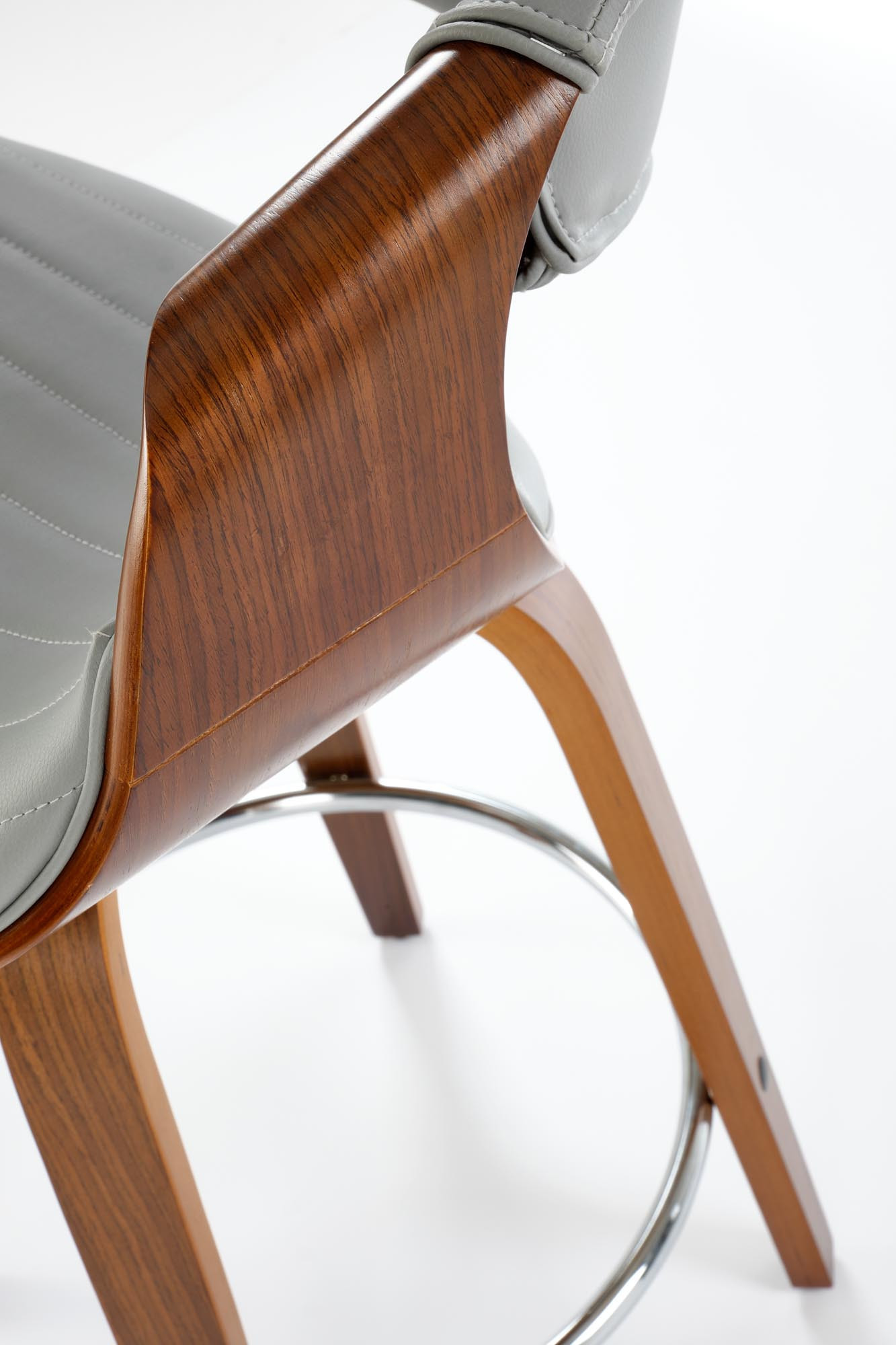 Zbliżenie na popielato-orzechowy hoker H123 z chromowanymi elementami i siedziskiem z eko skóry.