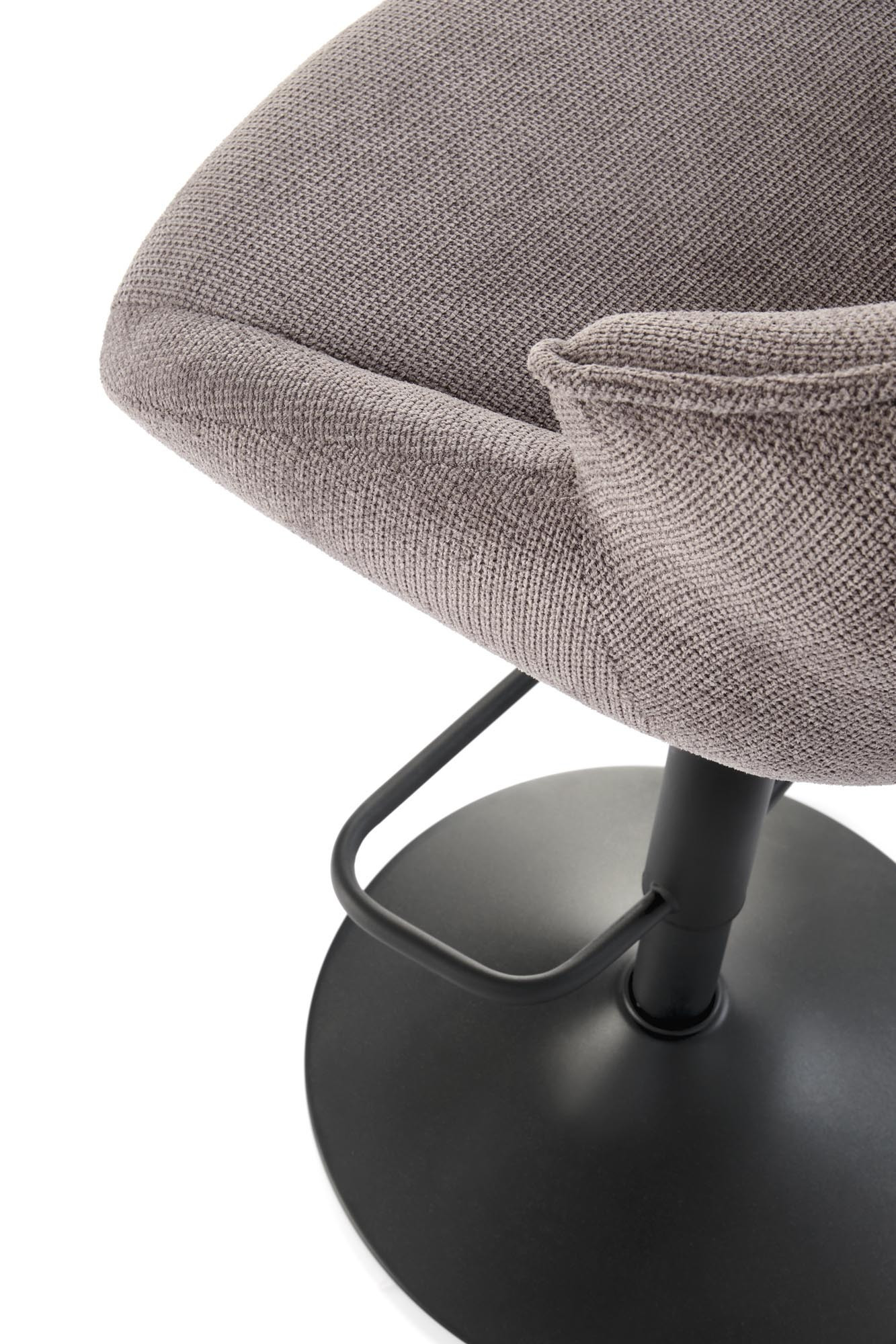 Zbliżenie na szarą tapicerkę i czarną podstawę hokera H122.