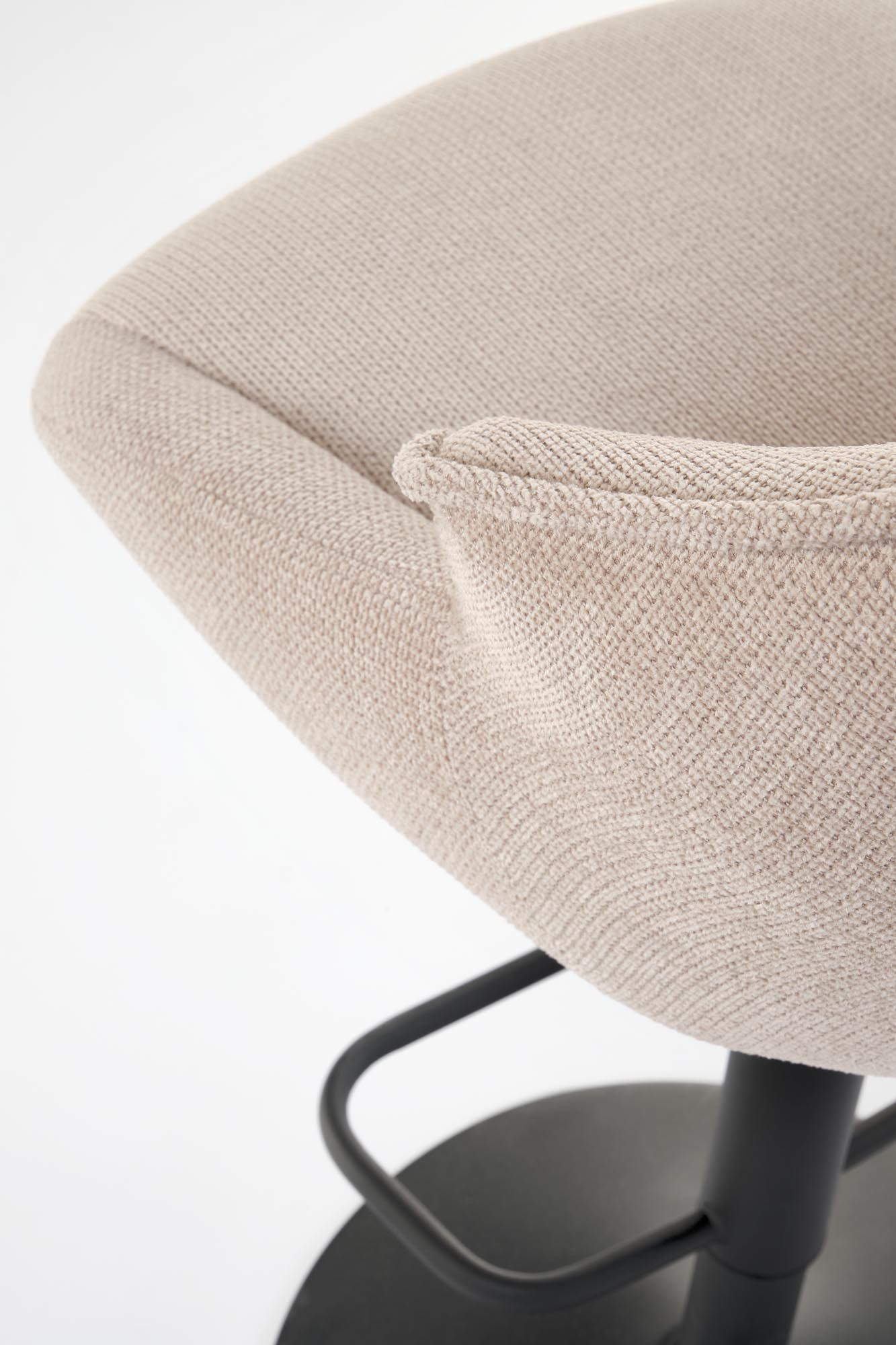 Zbliżenie na beżowe tapicerowane siedzisko hokera H122 z czarną metalową podstawą.