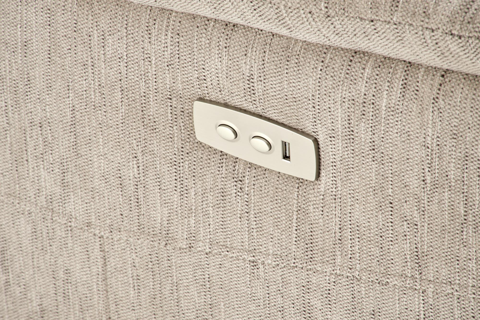 Zbliżenie na panel sterowania i port USB beżowego fotela wypoczynkowego JAMAL.