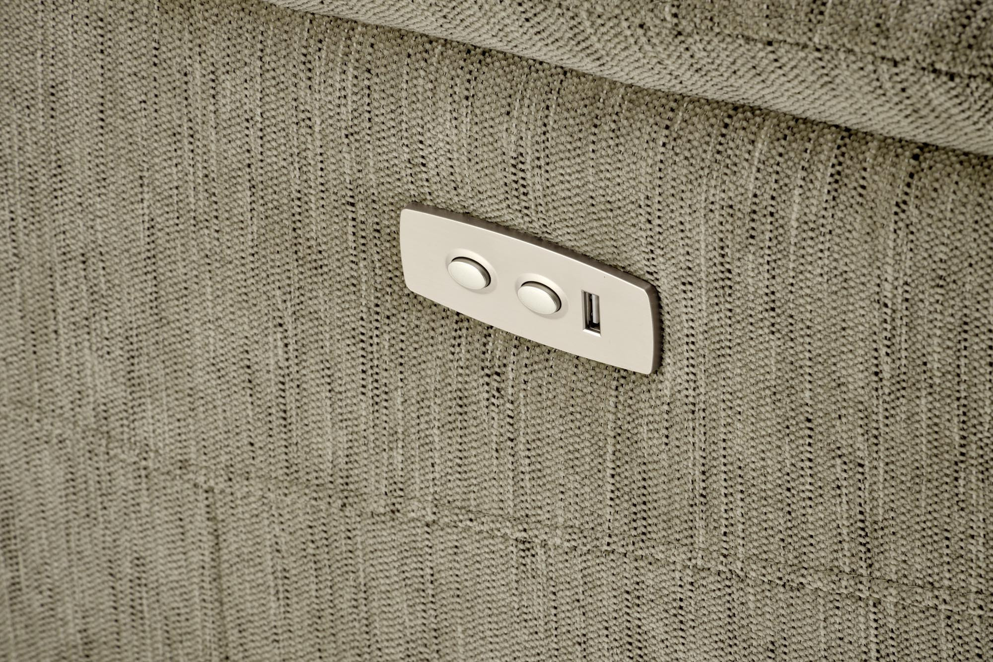 Zbliżenie na panel sterowania i port USB oliwkowego fotela wypoczynkowego JAMAL.