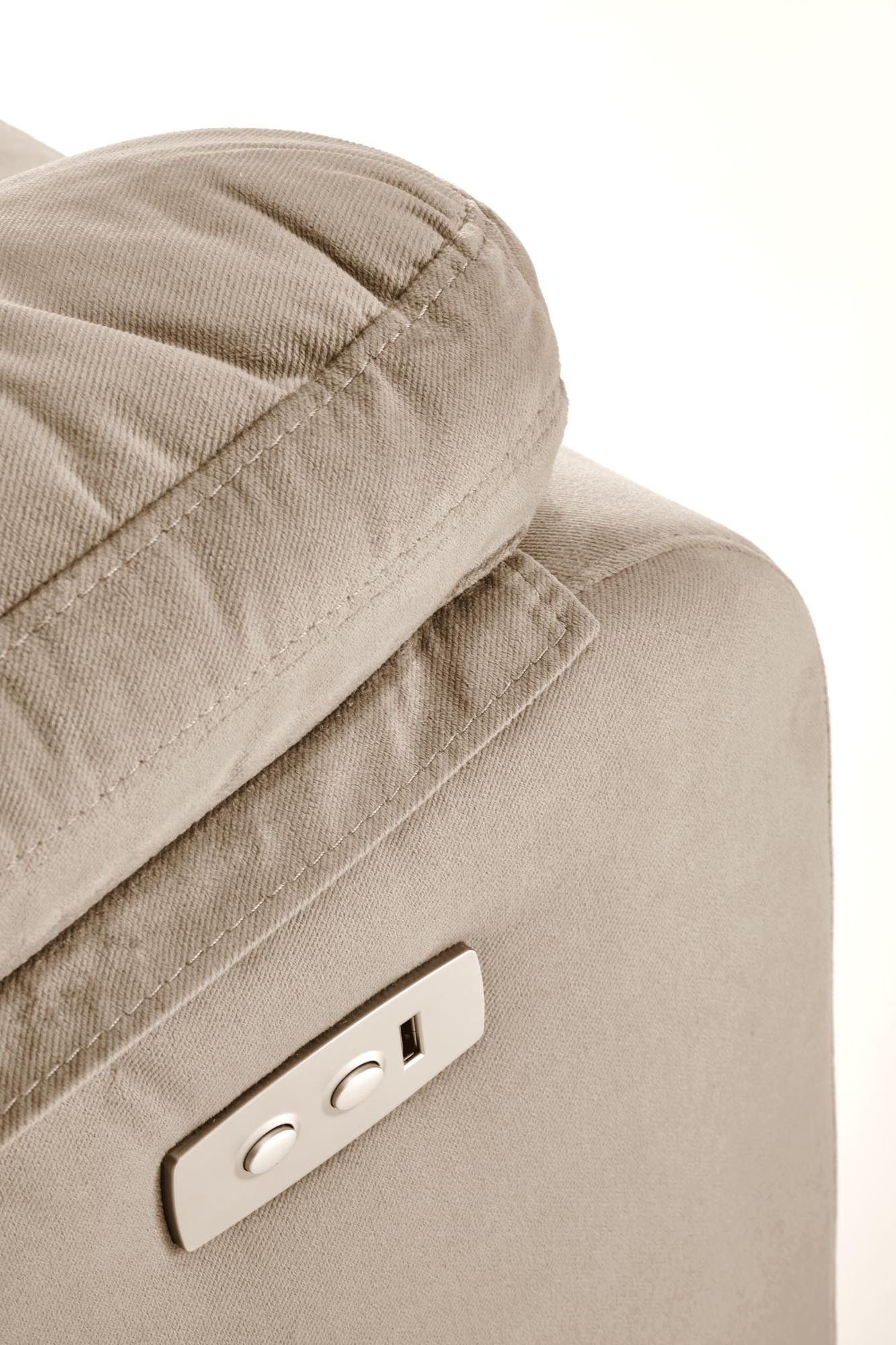 Zbliżenie na beżowy fotel LORIS z elektrycznym rozkładaniem i gniazdem USB.