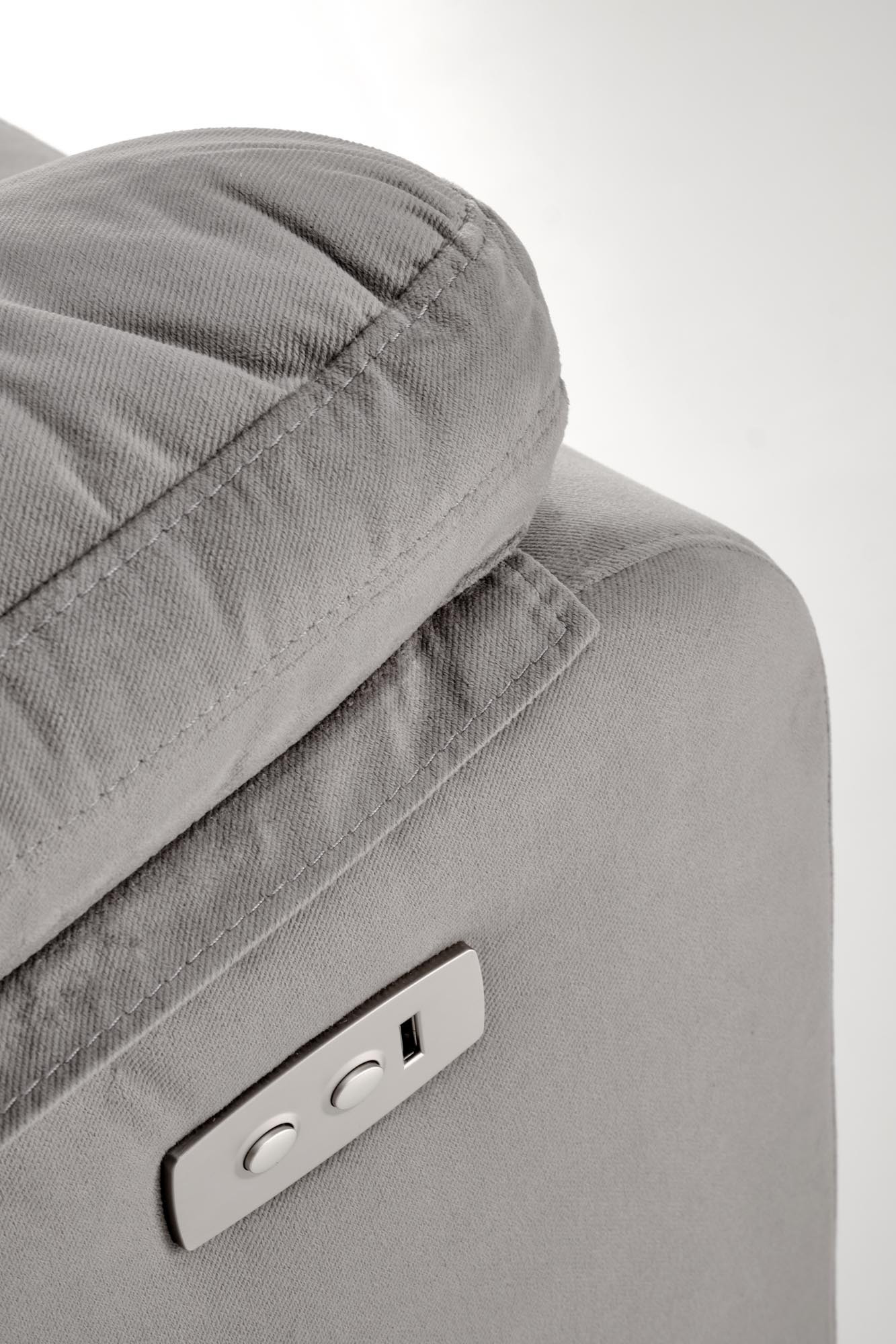 Zbliżenie na popielaty fotel LORIS z funkcją elektrycznego rozkładania i gniazdem USB.
