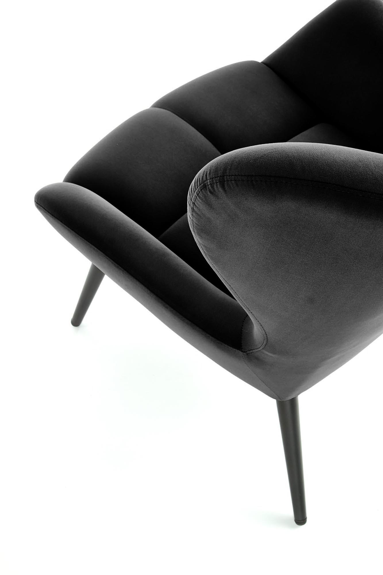 Zbliżenie na czarny fotel wypoczynkowy TYRION z pikowaną tapicerką velvet i smukłymi nogami.