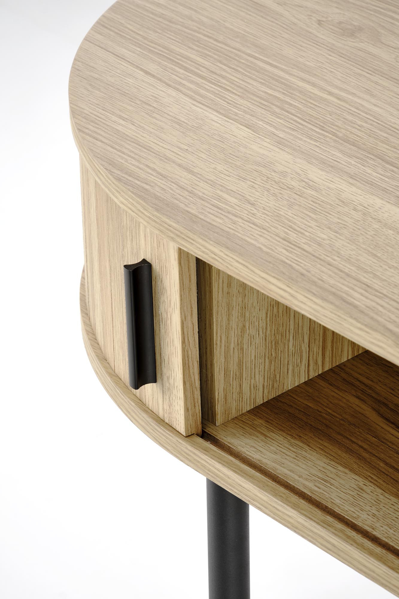 Zbliżenie na naturalne-czarne biurko B51 z MDF i stalowymi nogami, widok na szufladę i półkę.