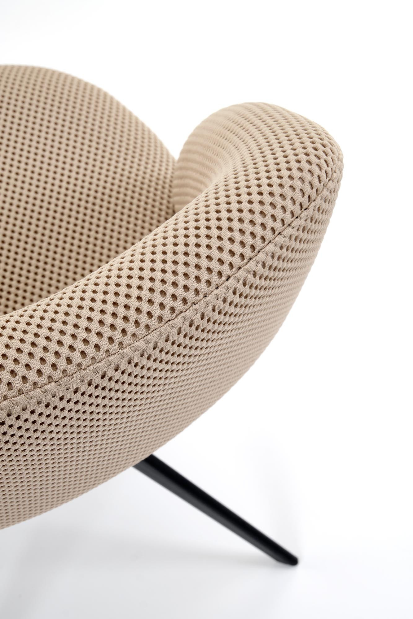 Zbliżenie na beżowe krzesło K546 z tkaniny membranowej i stalowymi nogami.