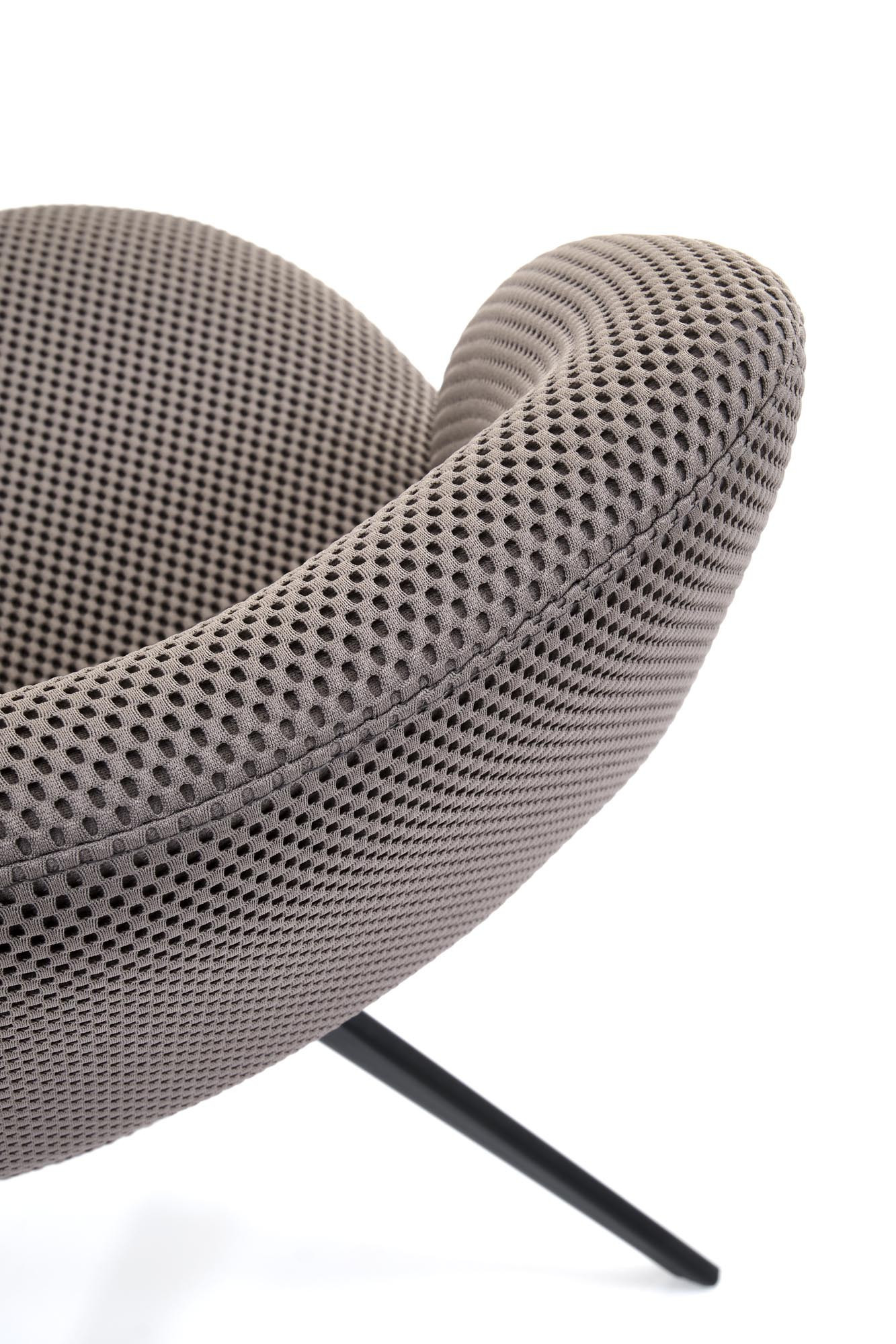 Zbliżenie na popielate obrotowe krzesło K546 z tkaniny membranowej na stalowych nogach.