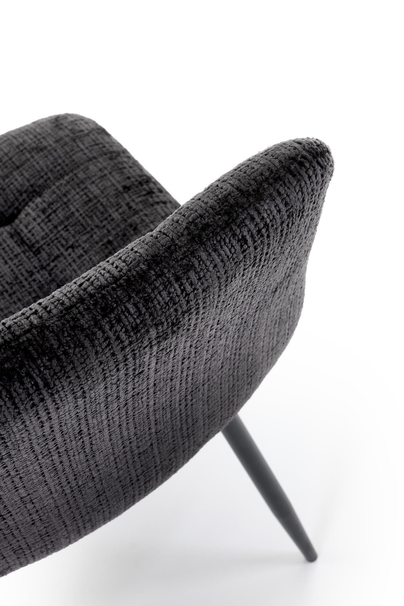 Zbliżenie na czarne pikowane obicie i stalowe nogi krzesła K547.