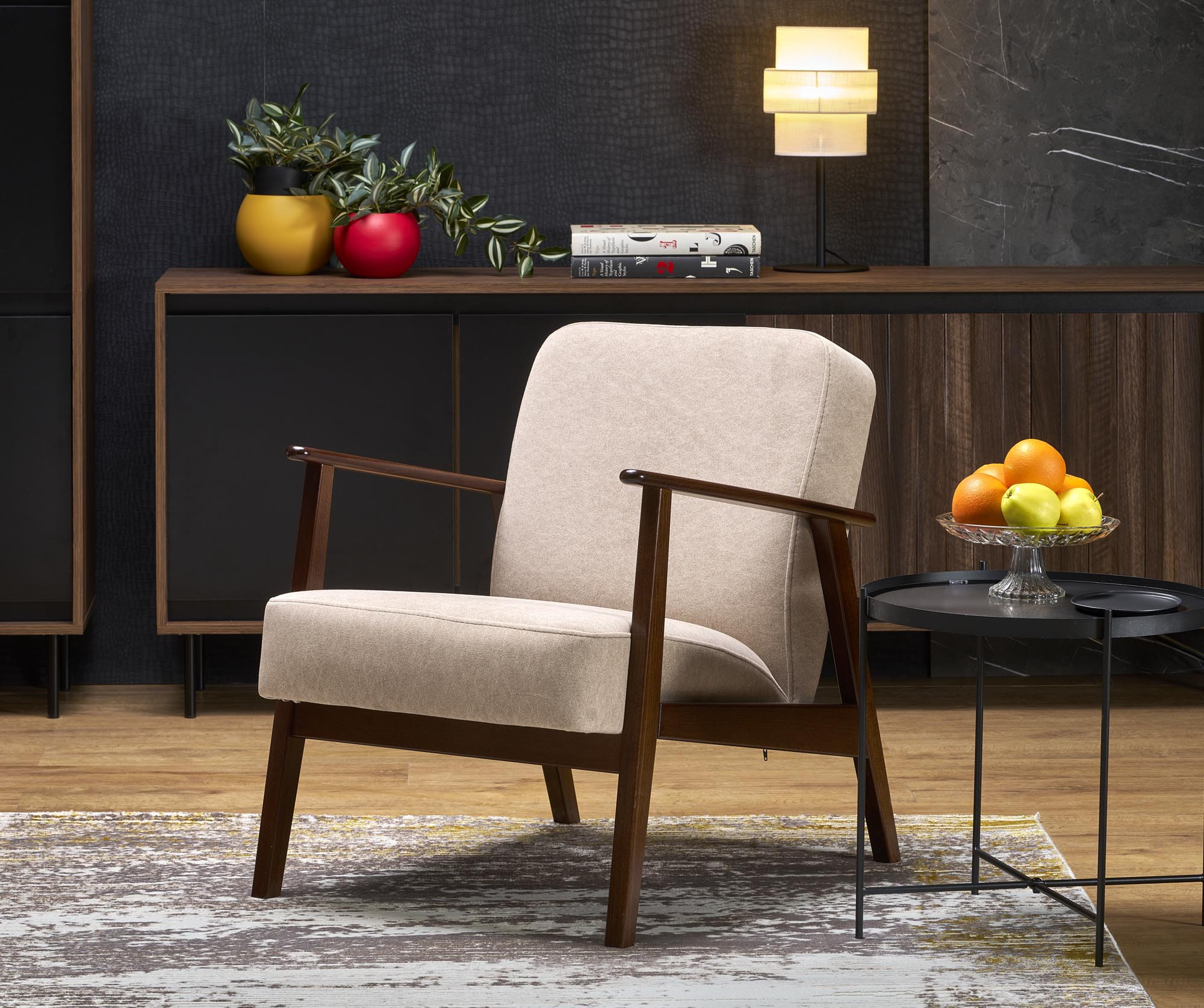 Beżowy fotel MILANO 1S z ciemnymi bukowymi nogami – widok z przodu.