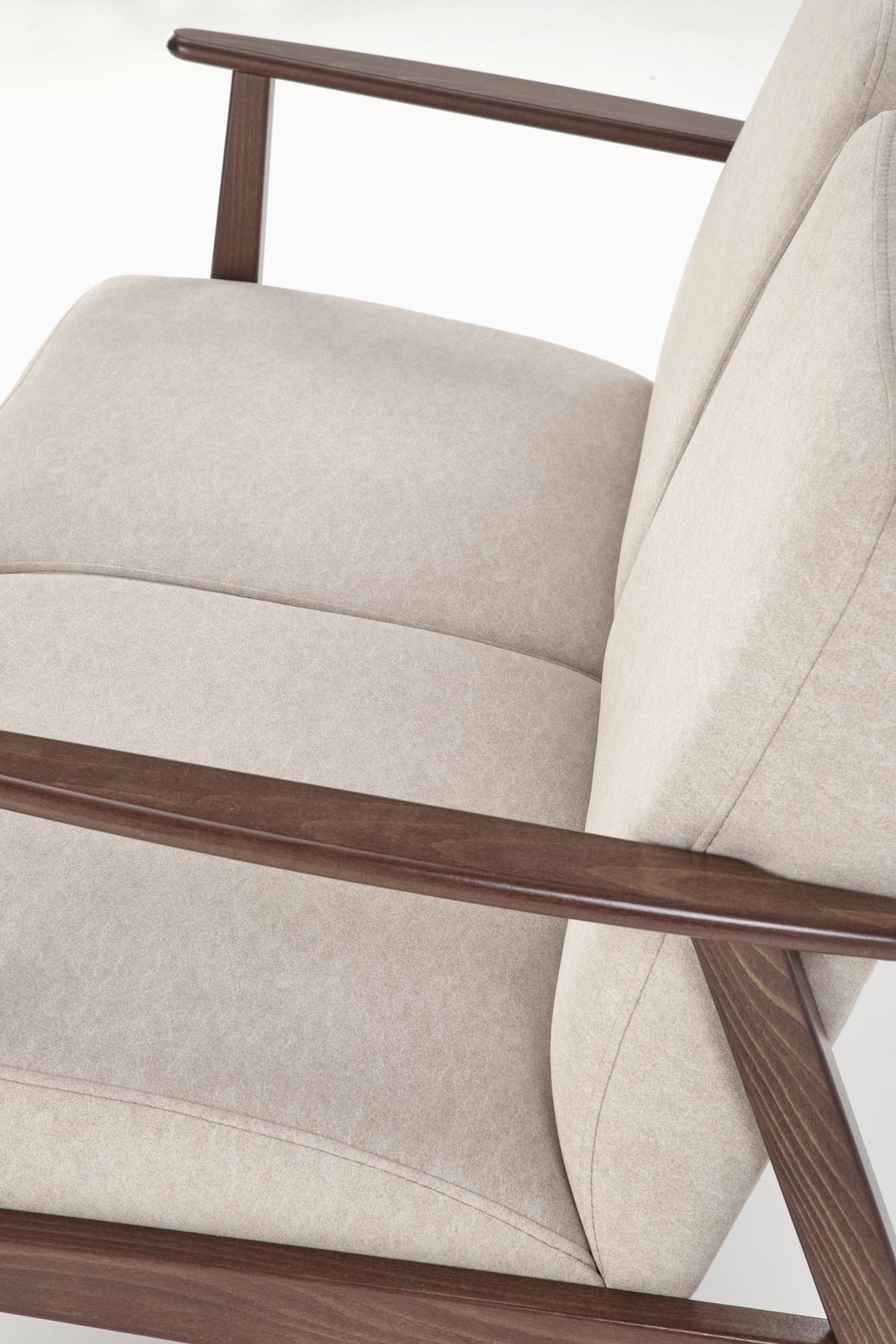 Zbliżenie na beżową dwuosobową sofę MILANO 2S z ciemnymi bukowymi podłokietnikami.