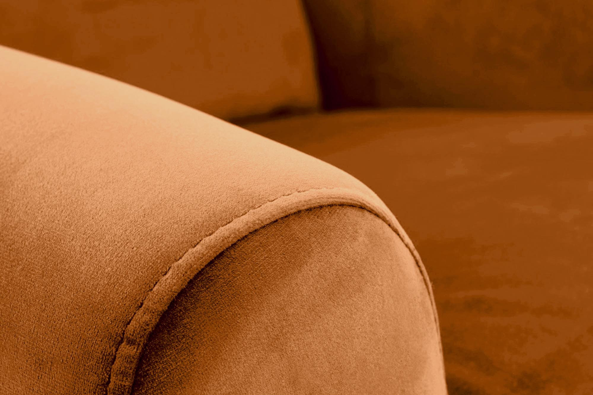 Zbliżenie na cynamonowy welur rozkładanego fotela AGUSTIN 2.