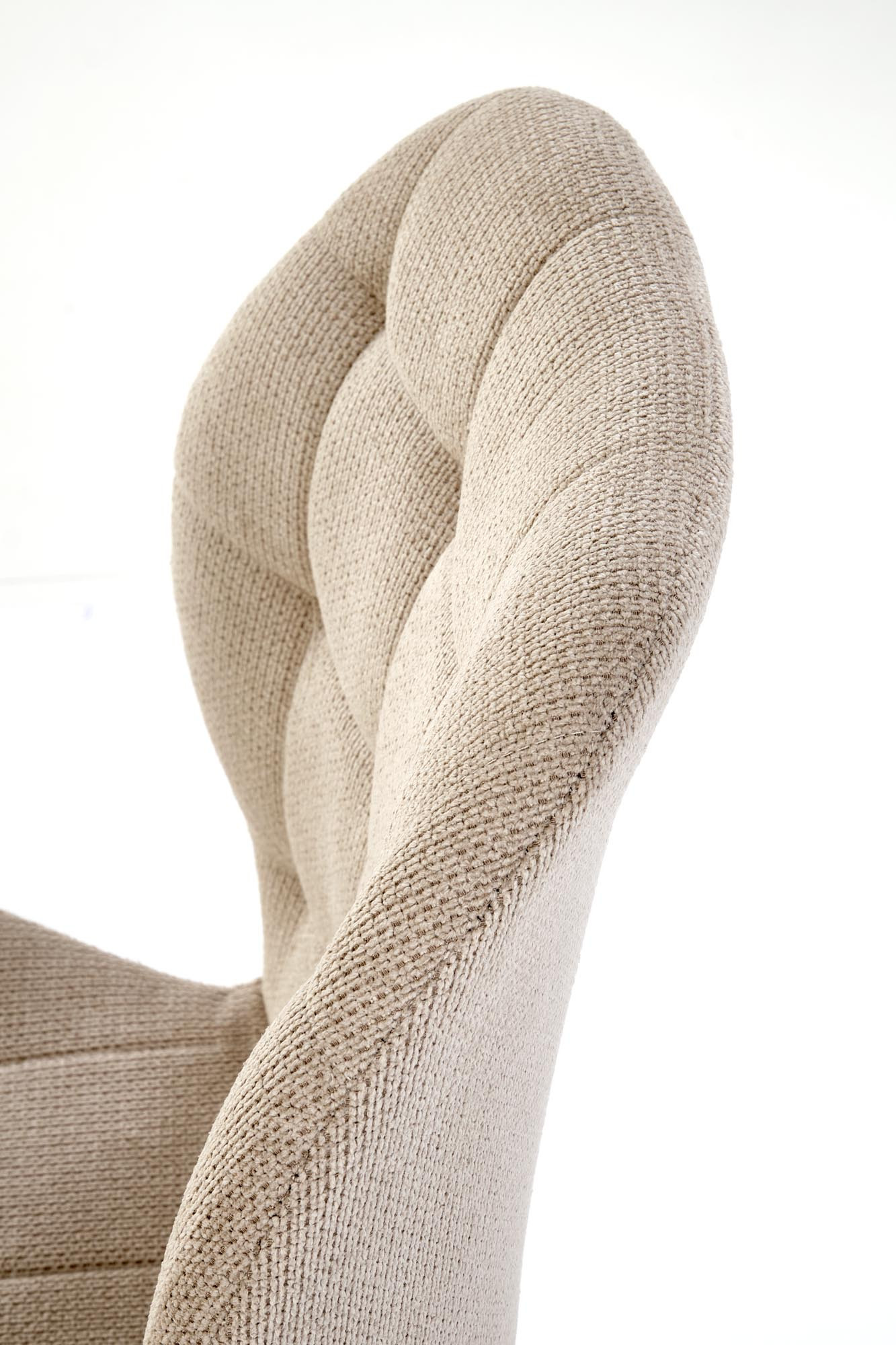 Zbliżenie na pikowane oparcie beżowego krzesła K548 z eleganckim wykończeniem.