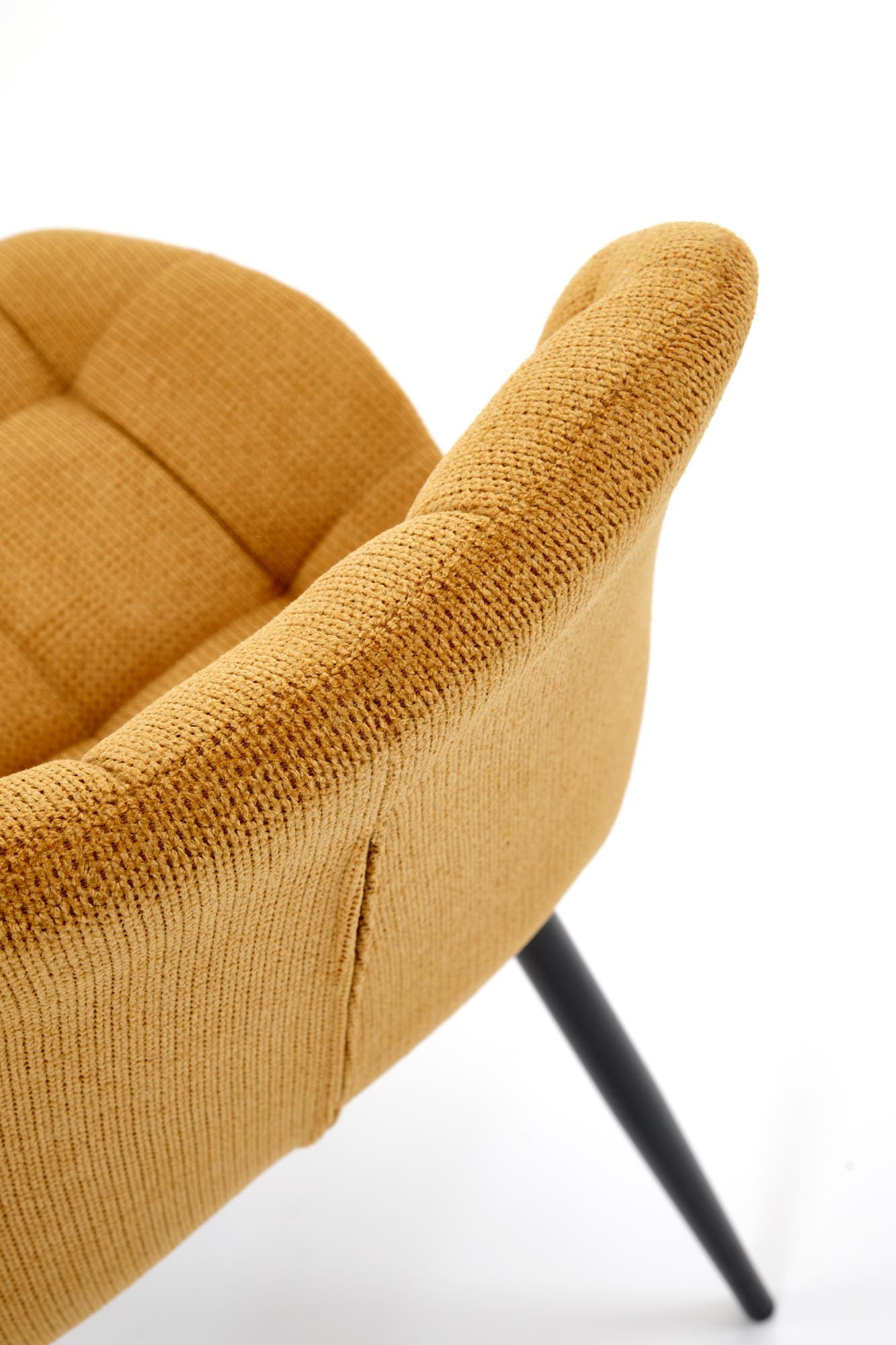 Zbliżenie na musztardowe pikowane oparcie krzesła K548 z czarnymi stalowymi nogami.